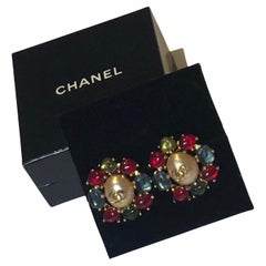 Boucles d'oreilles vintage Chanel Gripoix avec logo CC en perles rouges, vertes et bleues, circa 1997