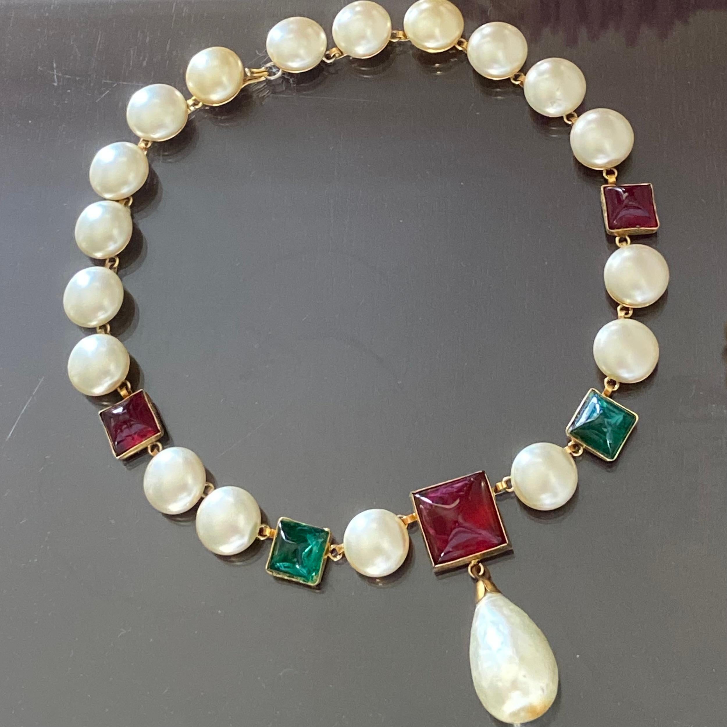 Questa bellissima collana di perle e vetro di Gripoix è sofisticata, di classe e sobria: un pezzo davvero eccezionale dei primi anni Cinquanta.

La collana a fila singola è incastonata con cabochon di perle in vetro di Gripoix color crema montati su