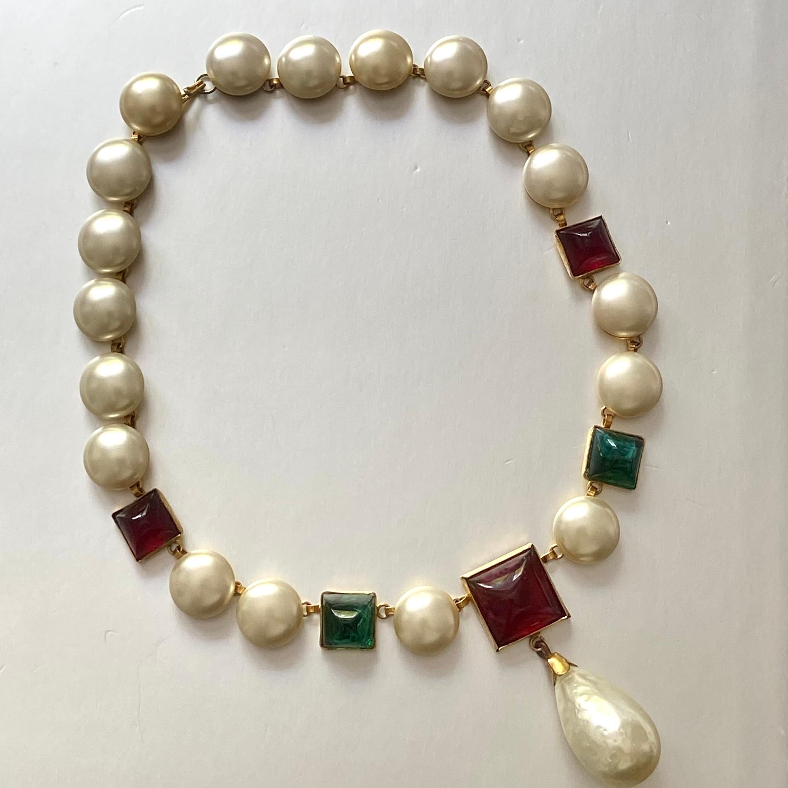 Collana con perle di vetro Chanel Gripoix in vendita 1