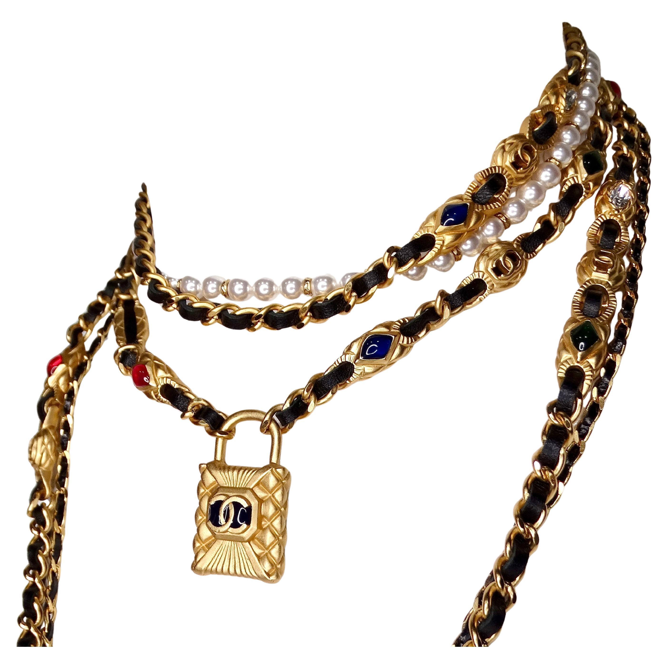 La collana Chanel Gripoix Leather Gold-Tone Chain Multi-Strand del 2020 è un pezzo straordinario che incarna la lussuosa maestria artigianale e l'eleganza senza tempo di Chanel. Realizzata con fili multipli di pelle intrecciati con catene dorate,