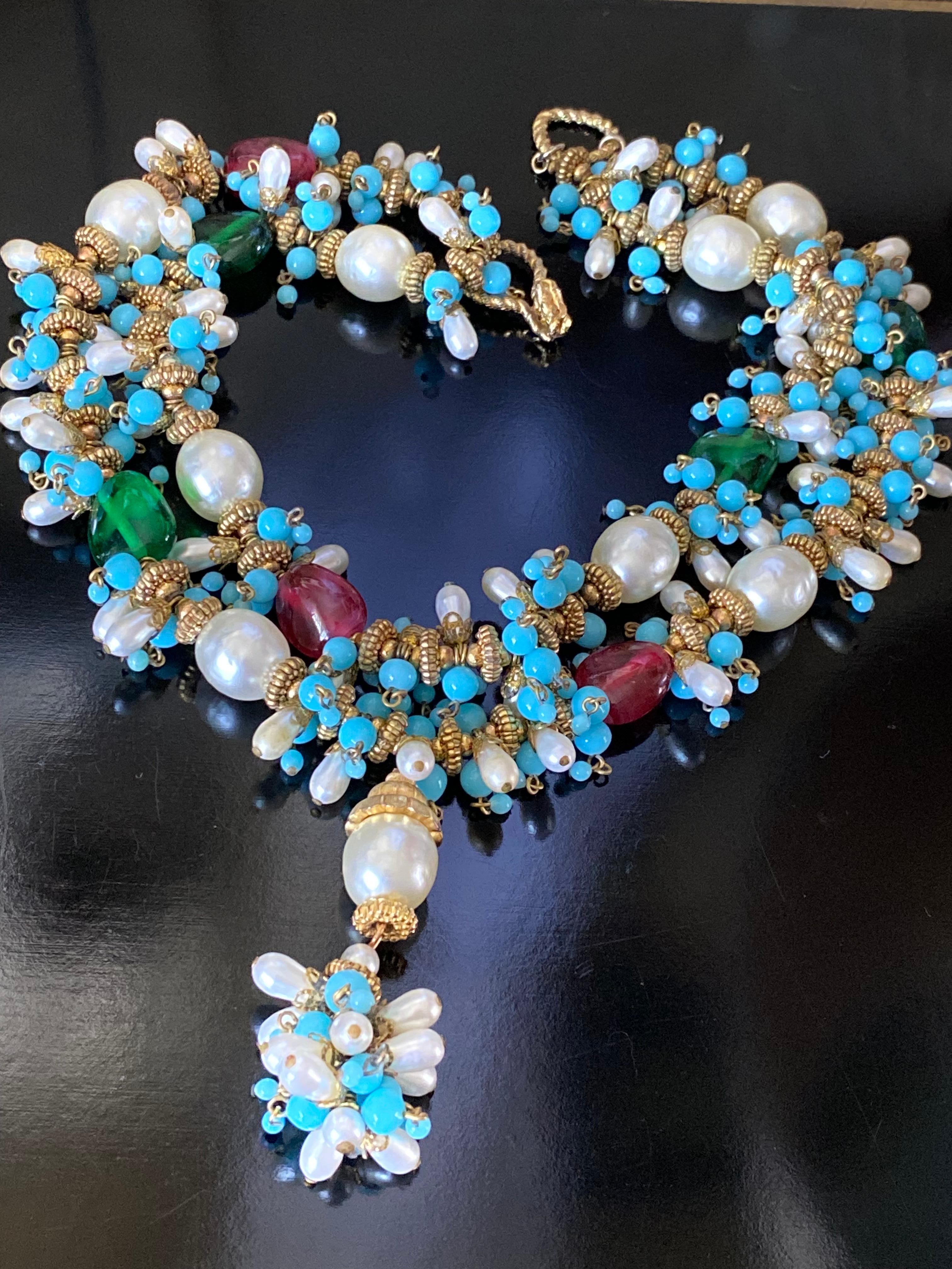 Ce superbe collier à double rangée est un modèle emblématique réalisé par la Maison Icone pour Chanel. 

Le design a été créé dans les années 1930 et s'est poursuivi jusque dans les années 1960. Nous pourrions dater cela du début des années