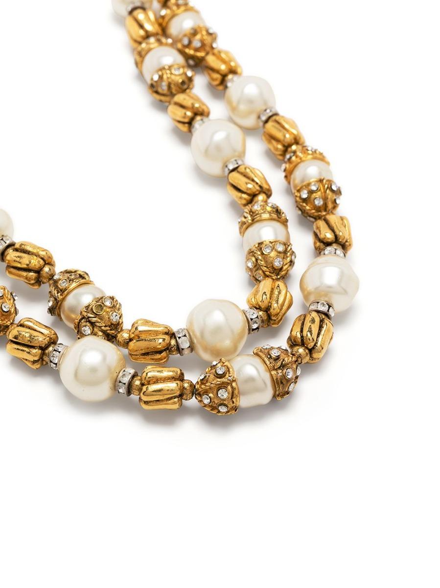 A signature of Chanel, pearls were a favourite of Coco Chanel as she believe they gave her outfits an extra layer of elegance. This pre-owned 70s Gripoix necklace features a double layer of beads, each row boasts ornate details comprised of cream
