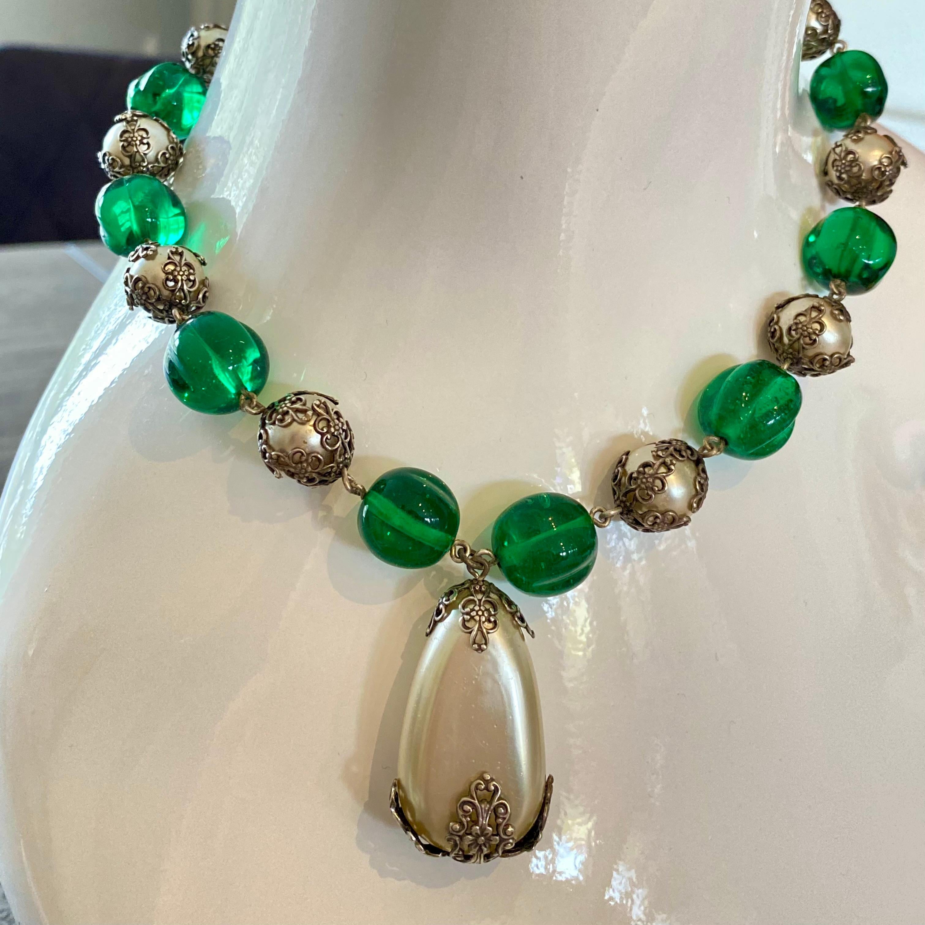 Questa è una collana di perle di vetro Gripoix e smeraldo dei primi anni '30 realizzata per Chanel.

I gioielli Chanel utilizzavano spesso le deliziose perline a forma di melone prodotte dalla Maison Gripoix for Chanel a Parigi e questa collana ne è