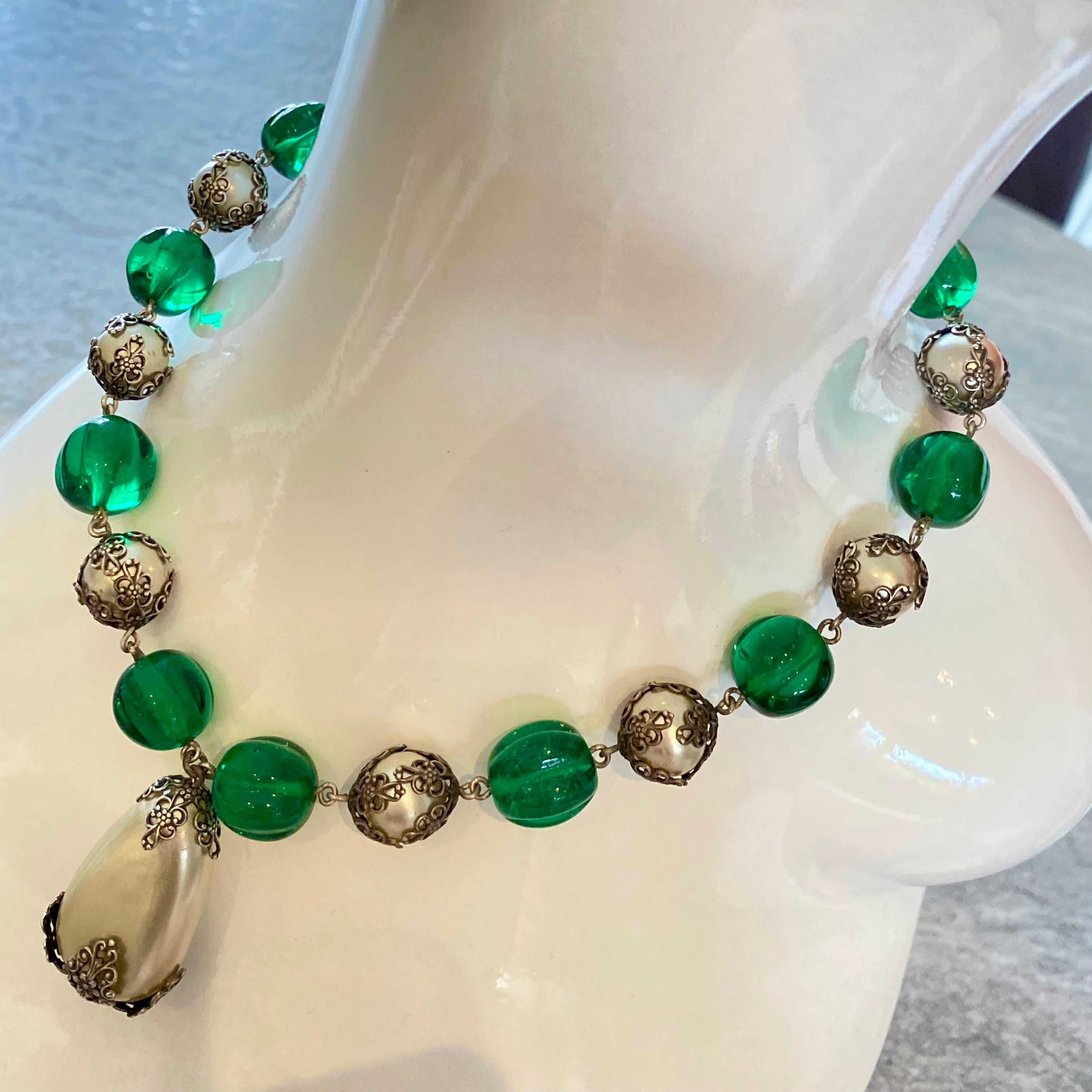 Collana Chanel con perle Gripoix e perline verdi In condizioni ottime in vendita a Warminster, GB