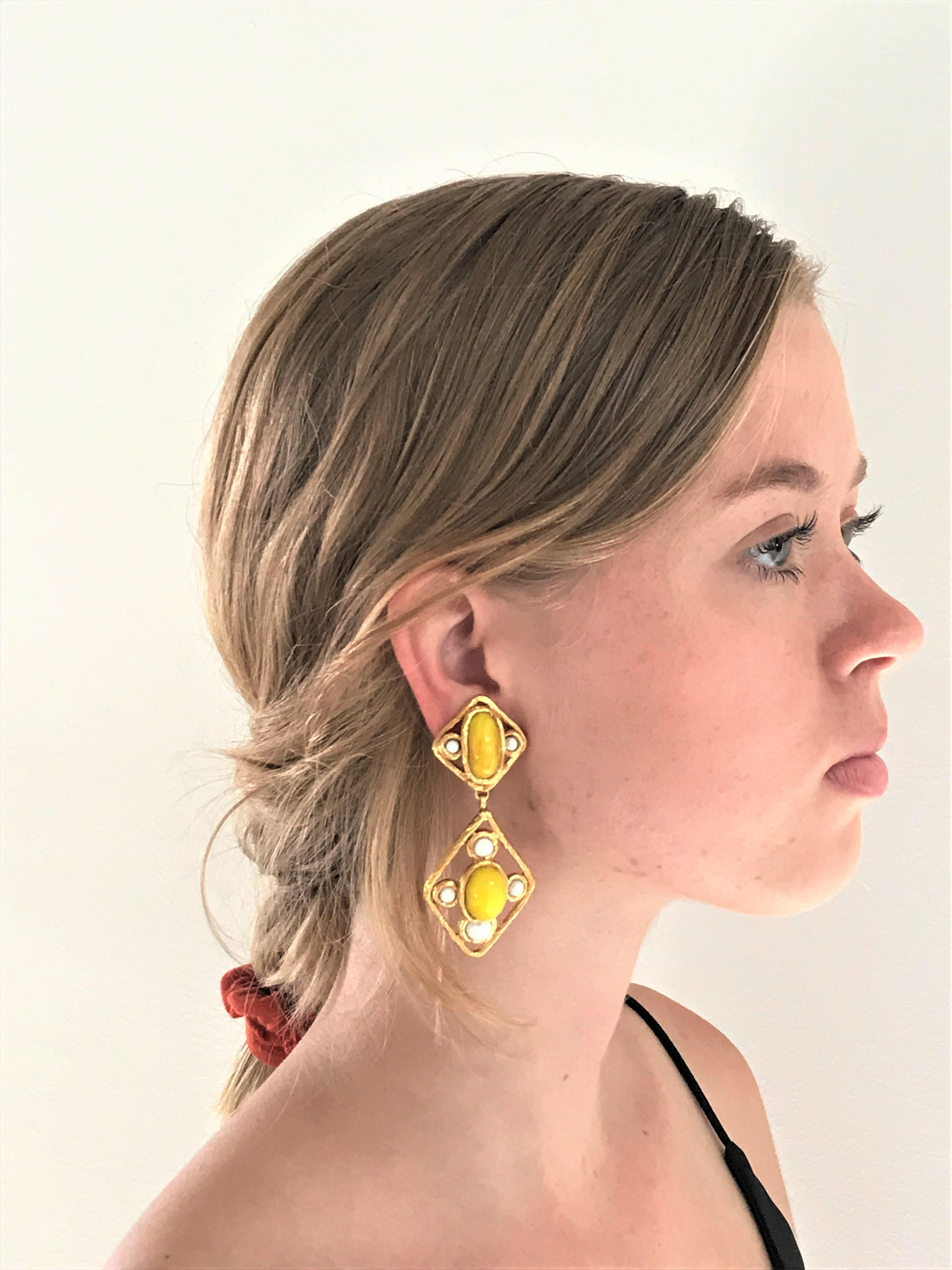 Great Chanel Gripoix glass ear clips each of kite shaped design set with white and yellow Gripoix glass. 

Dimensions: 7,5 cm/2,95