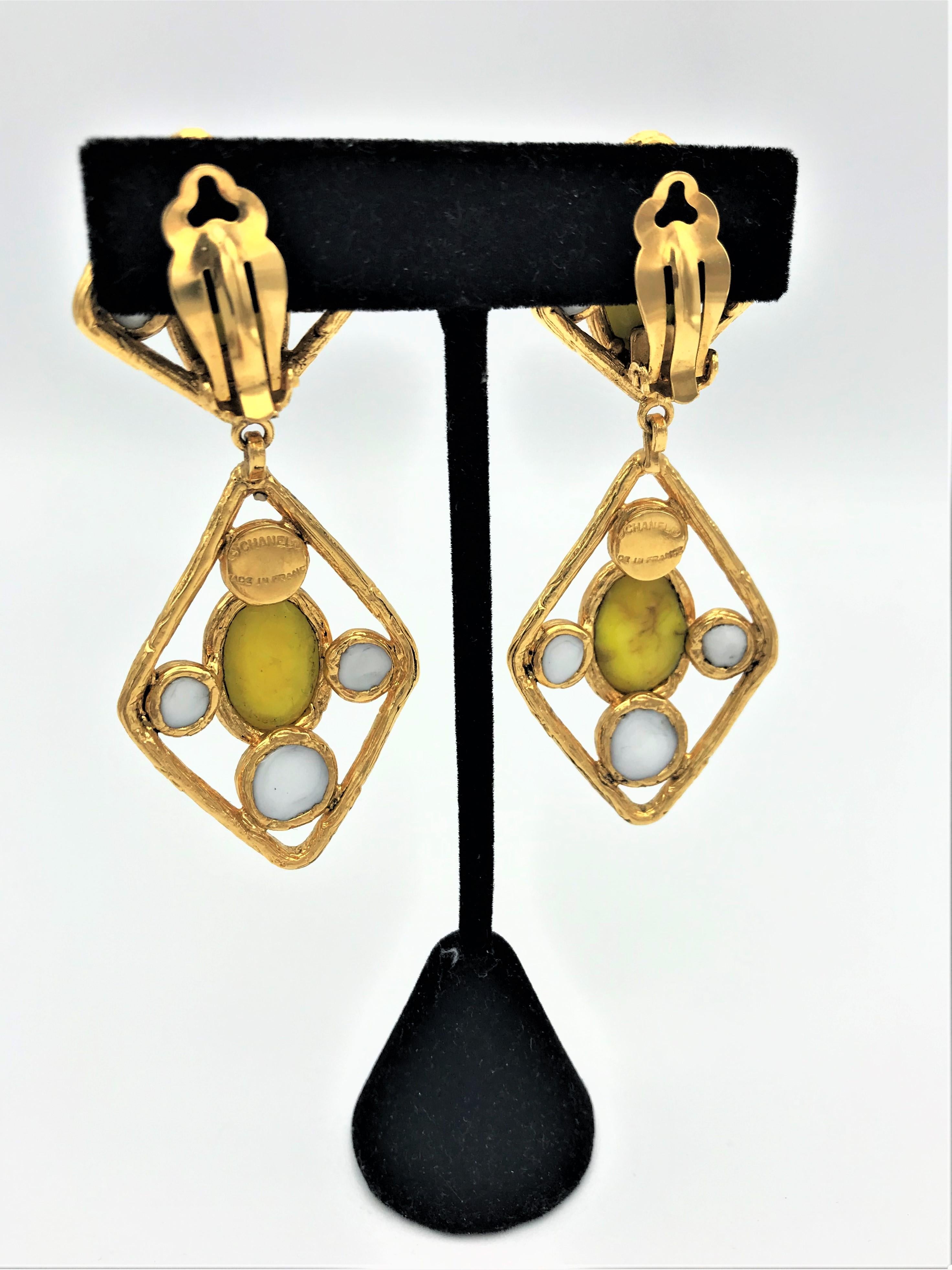 CHANEL GRIPOIX pendant Clip-on Earring of kite shaped gold plated, 2000s In Excellent Condition For Sale In Stuttgart, DE
