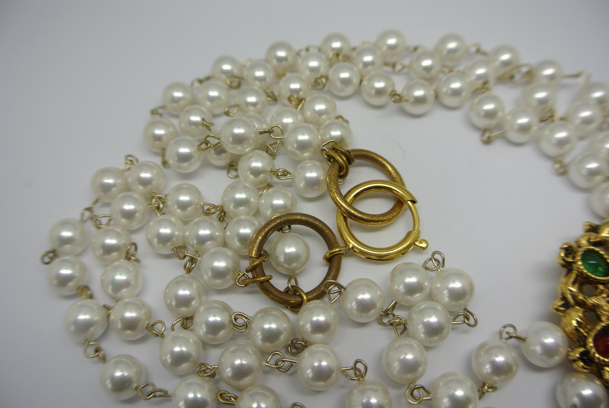 Chanel Gripoix Poured Glass faux pearl beaded pendant Necklace In Good Condition For Sale In London, GB