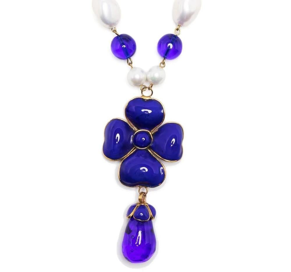 This unique Chanel Gripoix vintage necklace displays a strand of gold-toned chains with blue clover flower motifs and a beaded chain. Finished with an adjustable fastening, that allows you to get the perfect drop, pair with dainty styles for maximum