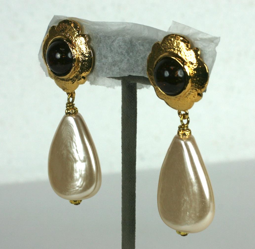 Chanel Deep Ruby Crackle Gripoix Glasperlen Ohrringe mit handgefertigten Perlmutt Perlen Tropfen aus den 1980er Jahren.
2.5