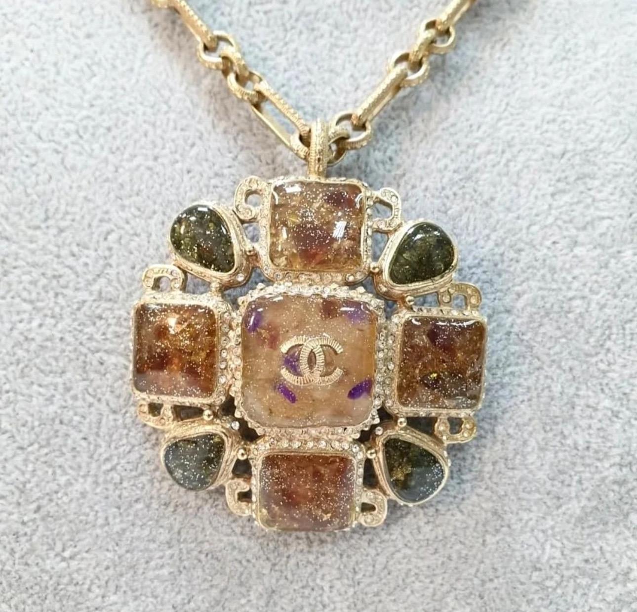 Women's Chanel Gripoix & Strass CC Pendant Necklace For Sale