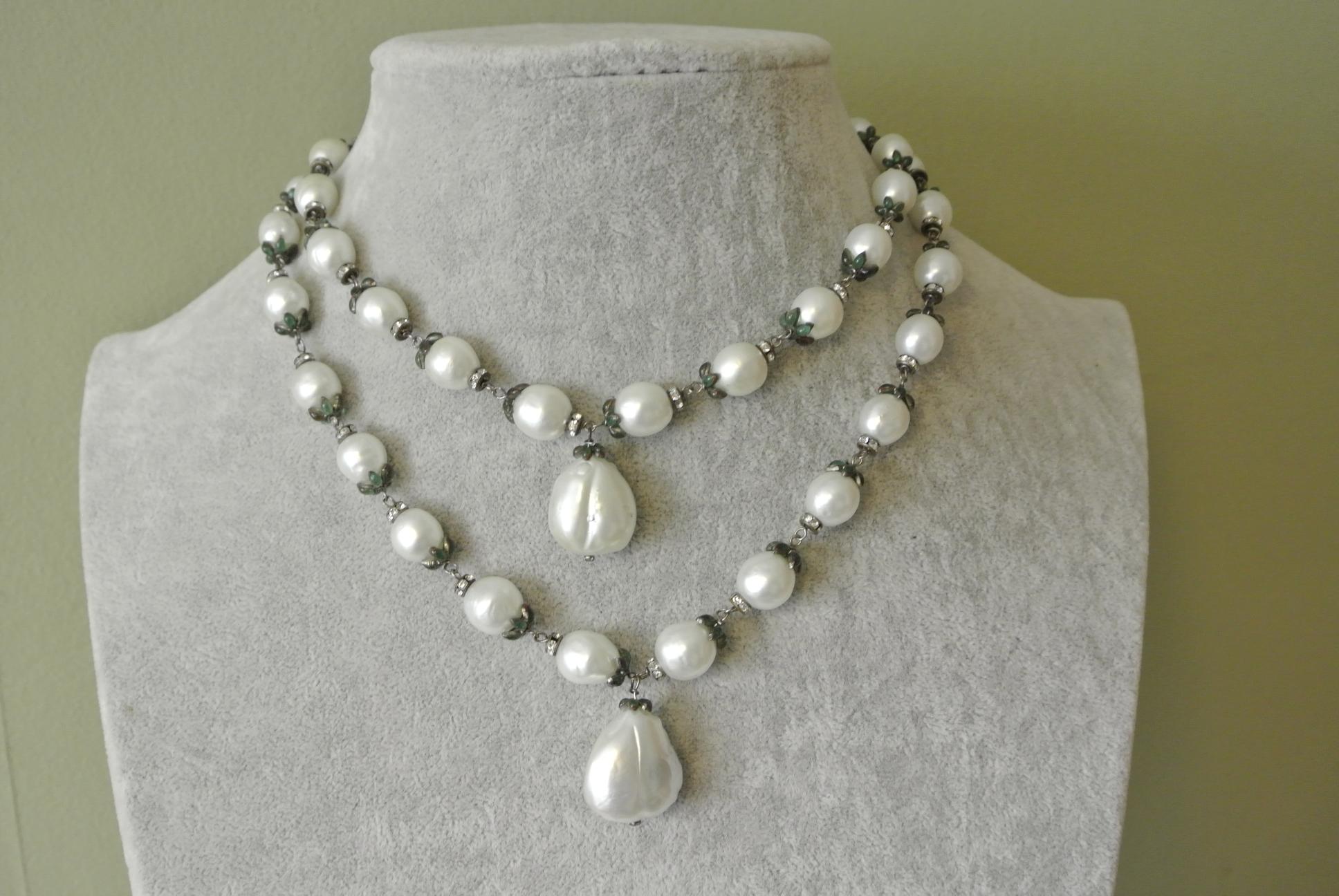 Artist Chanel Gripoix unsigned green poured glass drop faux pearl necklace For Sale