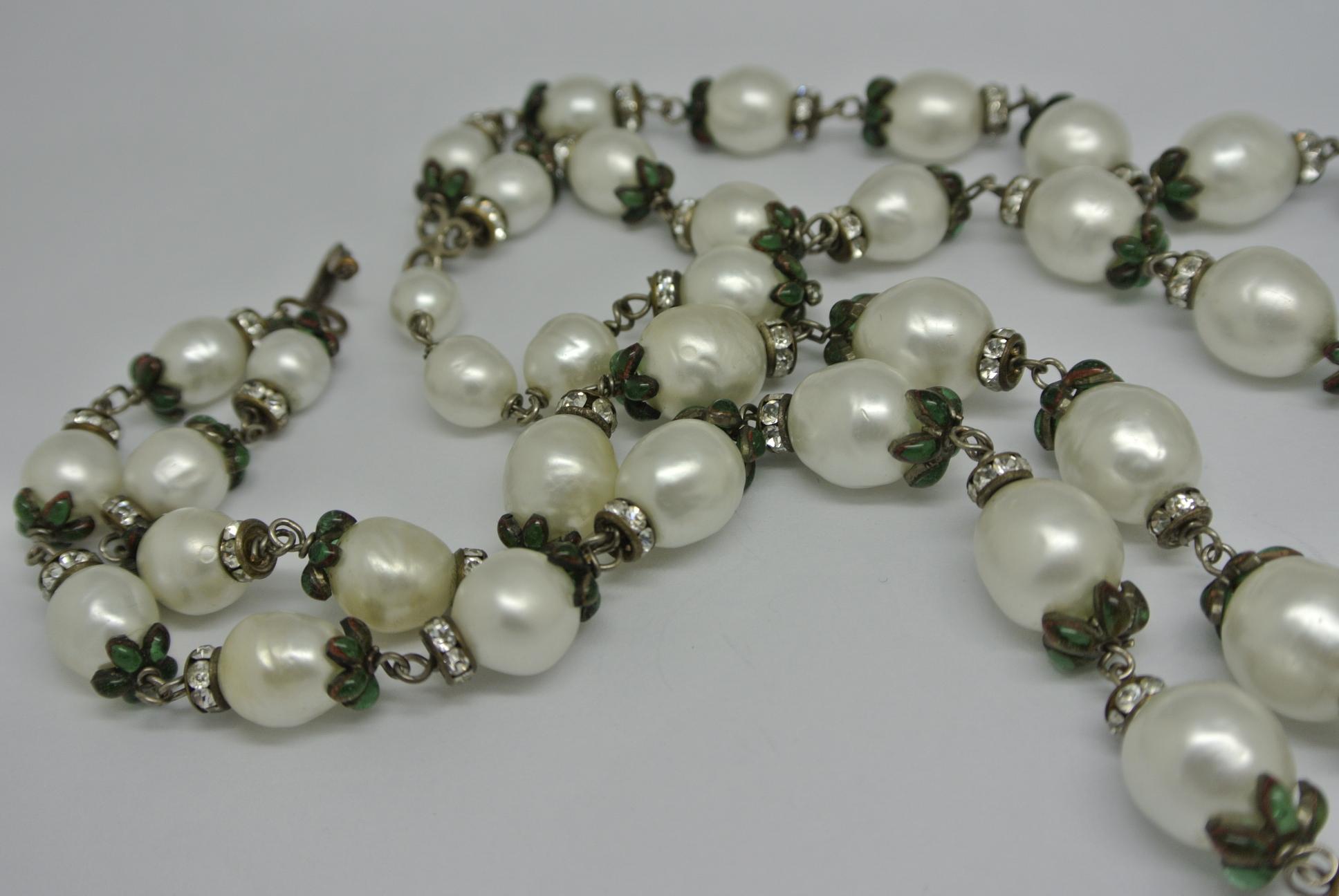 Chanel Gripoix unsigned green poured glass drop faux pearl necklace In Fair Condition For Sale In London, GB