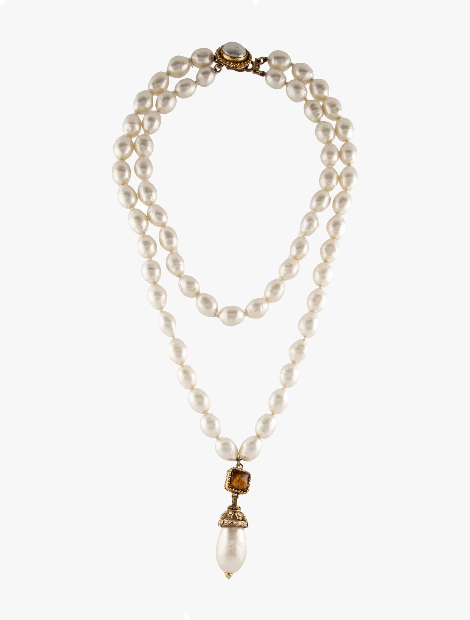 Chanel vintage double strand necklacebwith Gripoix  glass. 

Gold-Plated metal

Faux Pearl & Glass

Length – 42 cm

Pendant length – 7 cm

Condition – very good. Minor wear and scratches throughout metal

........Additional information ........

-