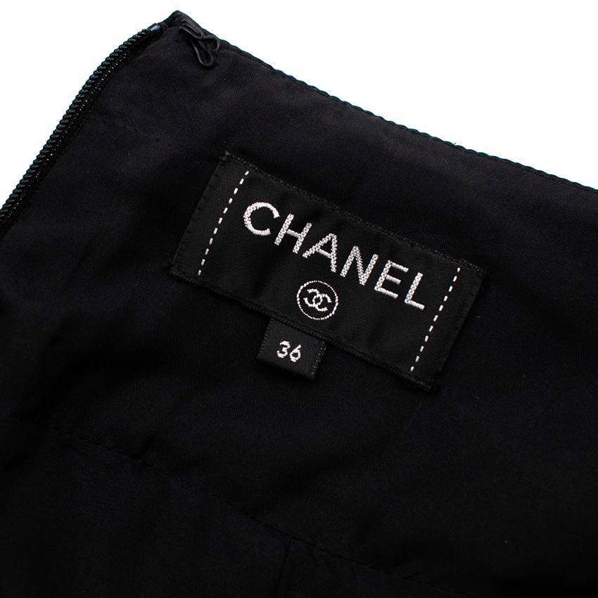 Chanel Ground Control Schwarz-Weißer Astronauten-Minirock mit Druck
 

 - Look 54 aus der FW17 Ground Control Kollektion
 - Schlanker Schnitt, kurze Länge
 - Matte Seide-Satin mit allseitigem Astronauten-Druck - das Motiv der Kollektion
 -
