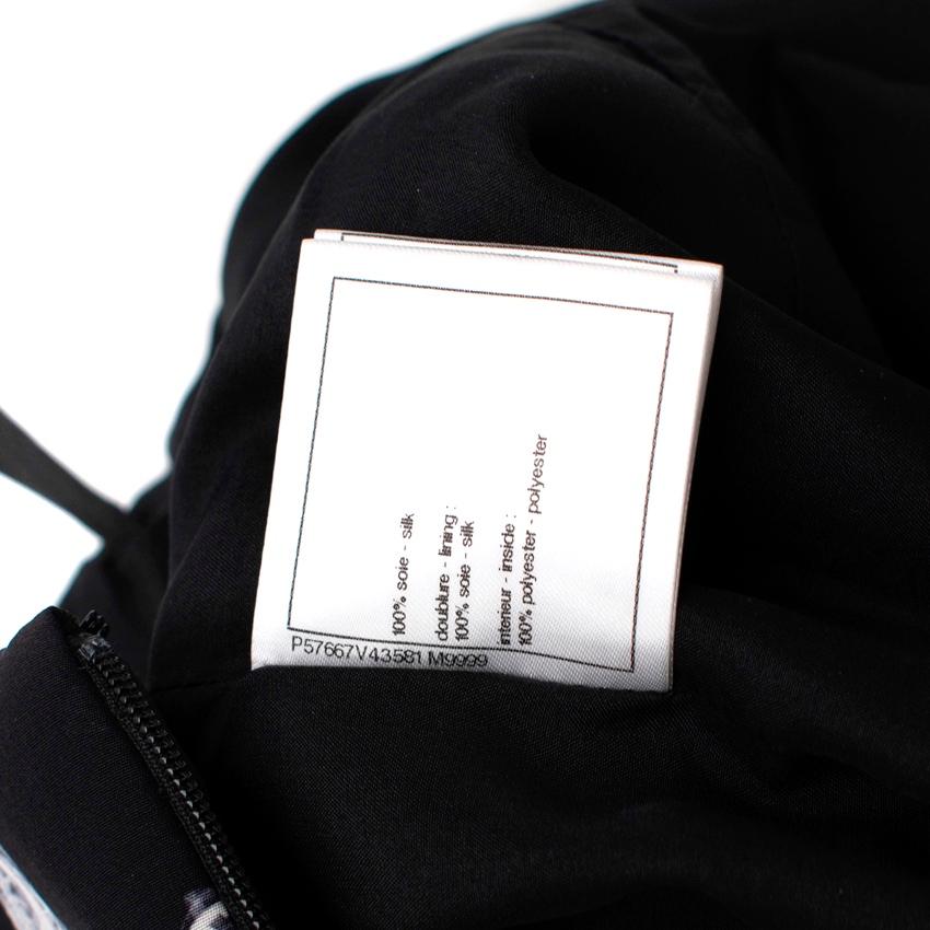 Chanel Chanel Ground Control Schwarzer & weißer bedruckter Minirock mit Astronaut-Print - US 4 im Zustand „Hervorragend“ im Angebot in London, GB