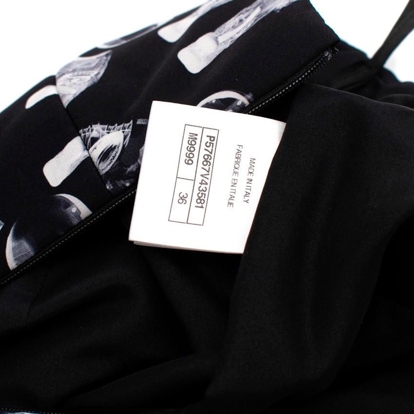 Chanel Chanel Ground Control Schwarzer & weißer bedruckter Minirock mit Astronaut-Print - US 4 Damen im Angebot