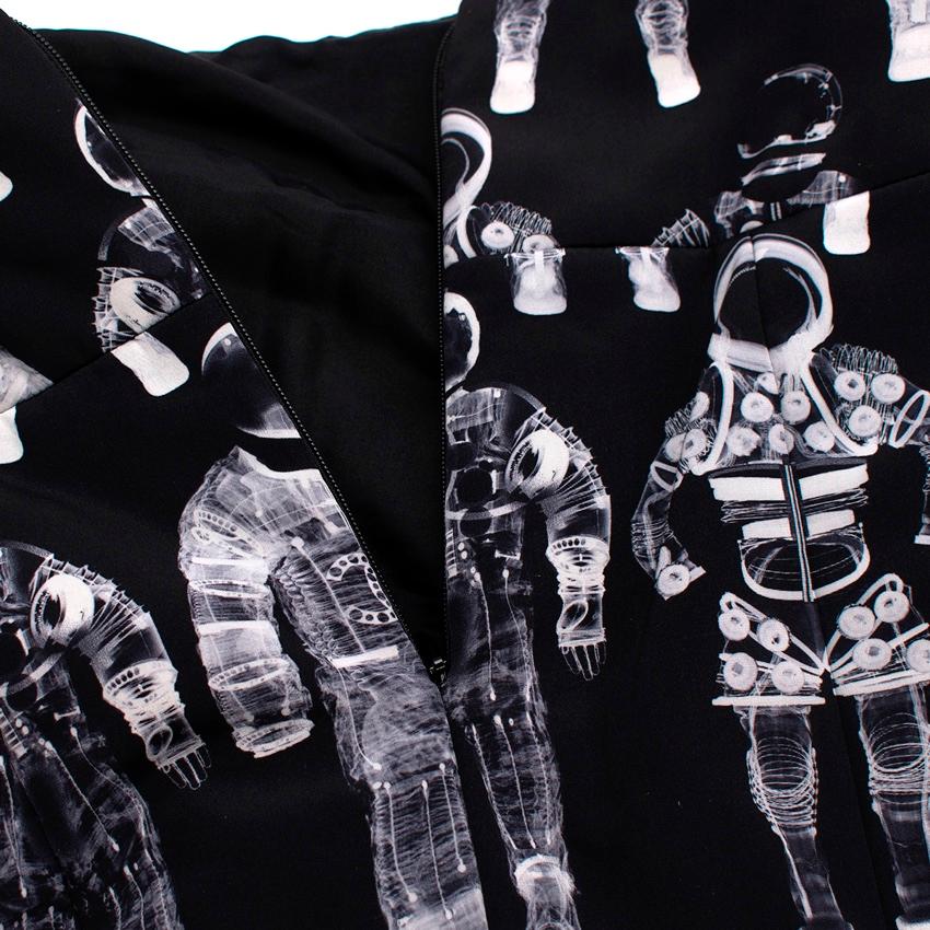 Chanel Chanel Ground Control Schwarzer & weißer bedruckter Minirock mit Astronaut-Print - US 4 im Angebot 1