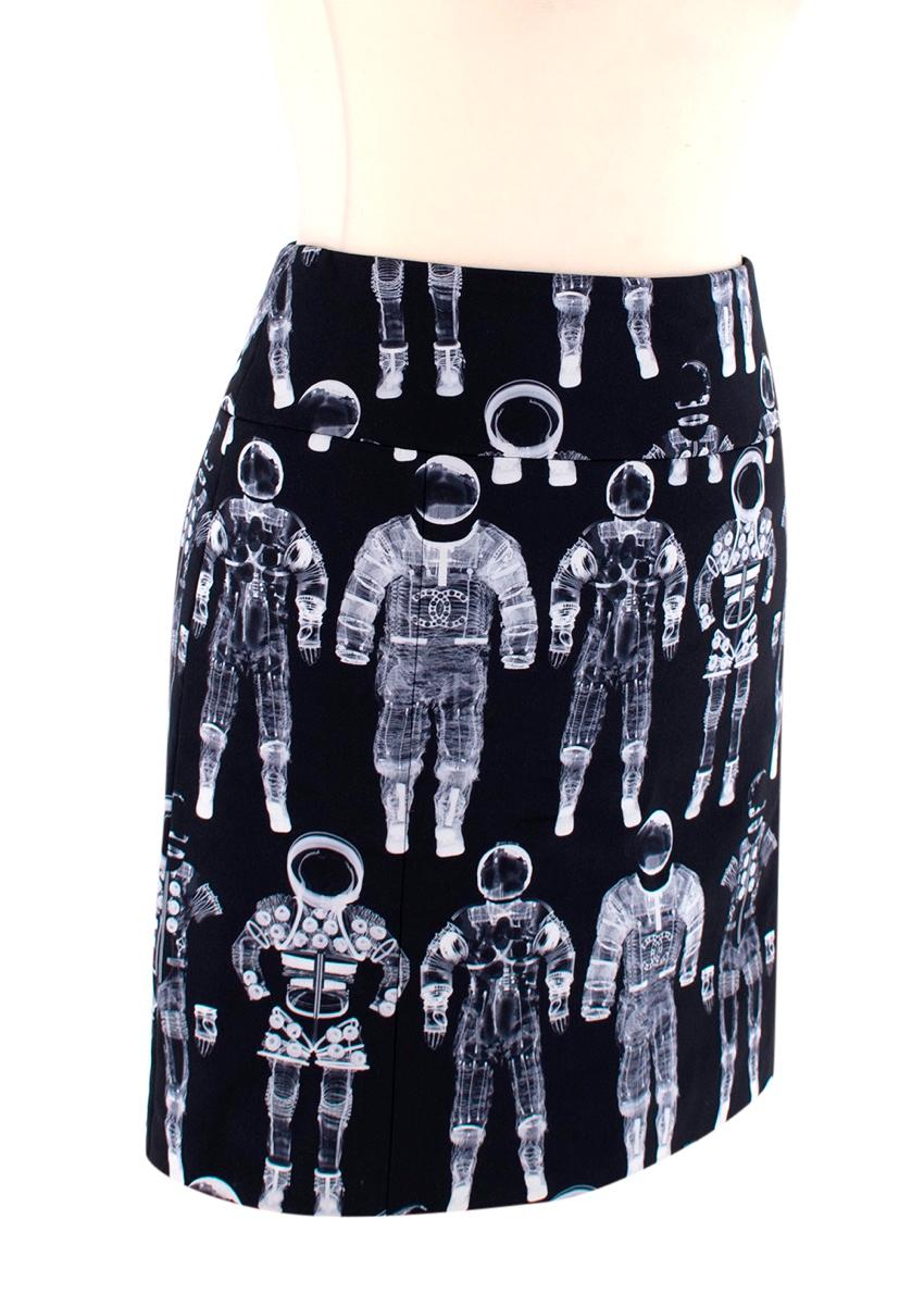 Chanel Chanel Ground Control Schwarzer & weißer bedruckter Minirock mit Astronaut-Print - US 4 im Angebot 3