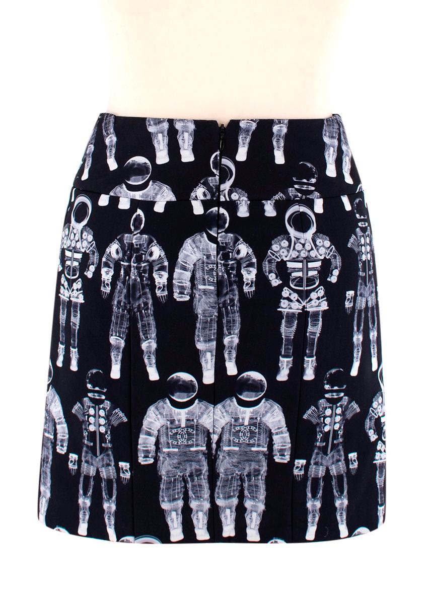 Chanel Chanel Ground Control Schwarzer & weißer bedruckter Minirock mit Astronaut-Print - US 4 im Angebot 4