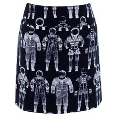 Chanel Chanel Ground Control Schwarzer & weißer bedruckter Minirock mit Astronaut-Print - US 4