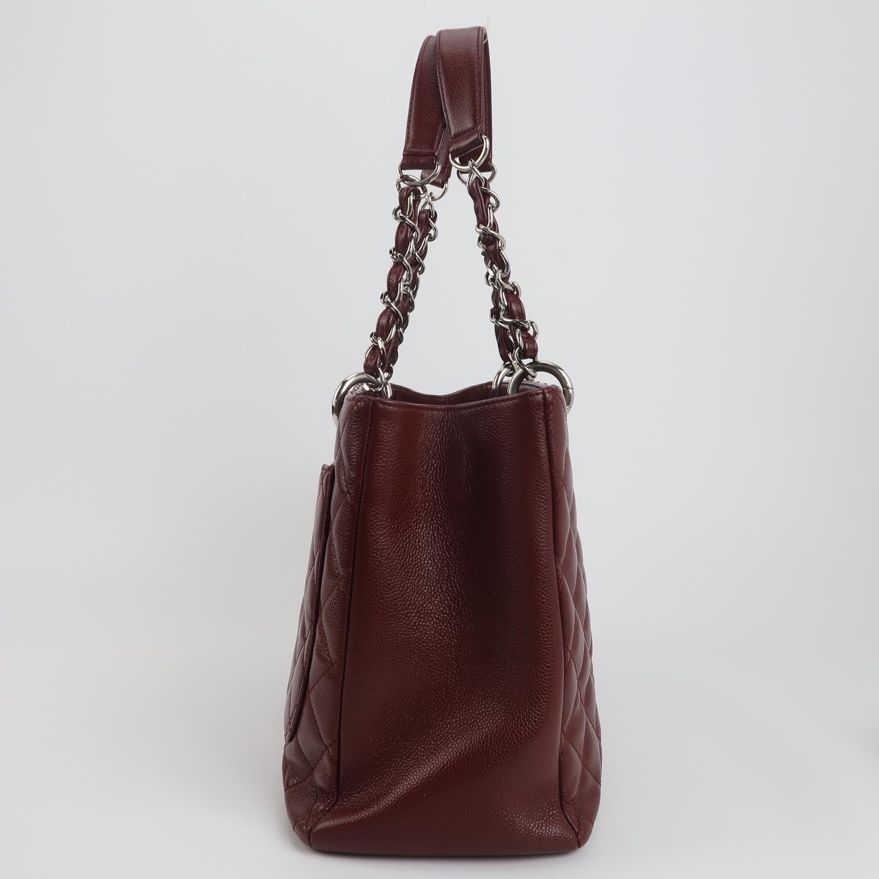 Descatalogado en 2015, el bolso tote Grand Shopping es una rareza de CHANEL muy apreciada. Esta versión muestra un diseño clásico con el característico acolchado de rombos en piel de caviar beige atemporal.

Estado: EXCELENTE

Este artículo de