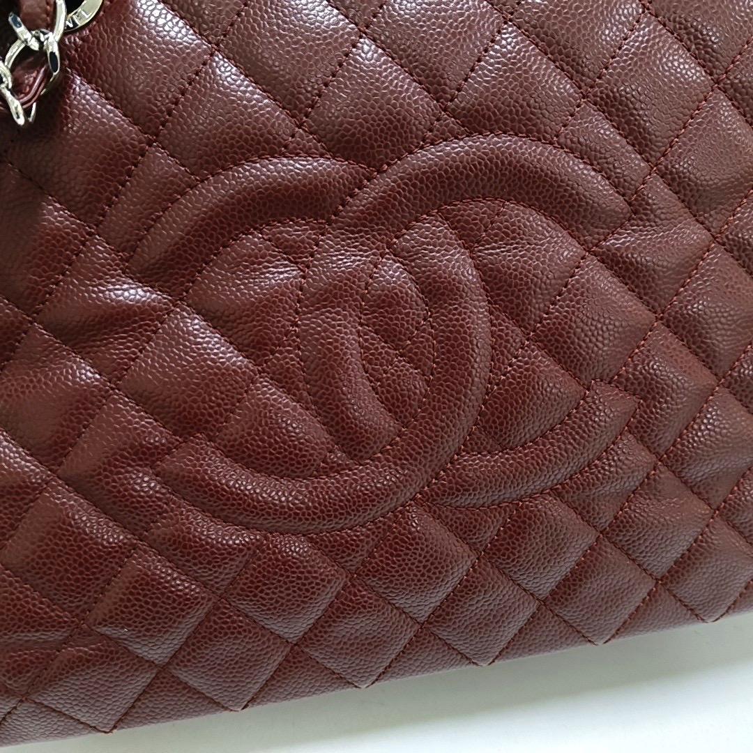 Donna Chanel GST Grand Shopping Tote Borgogna Caviale Pelle GM Hardware Argento in vendita