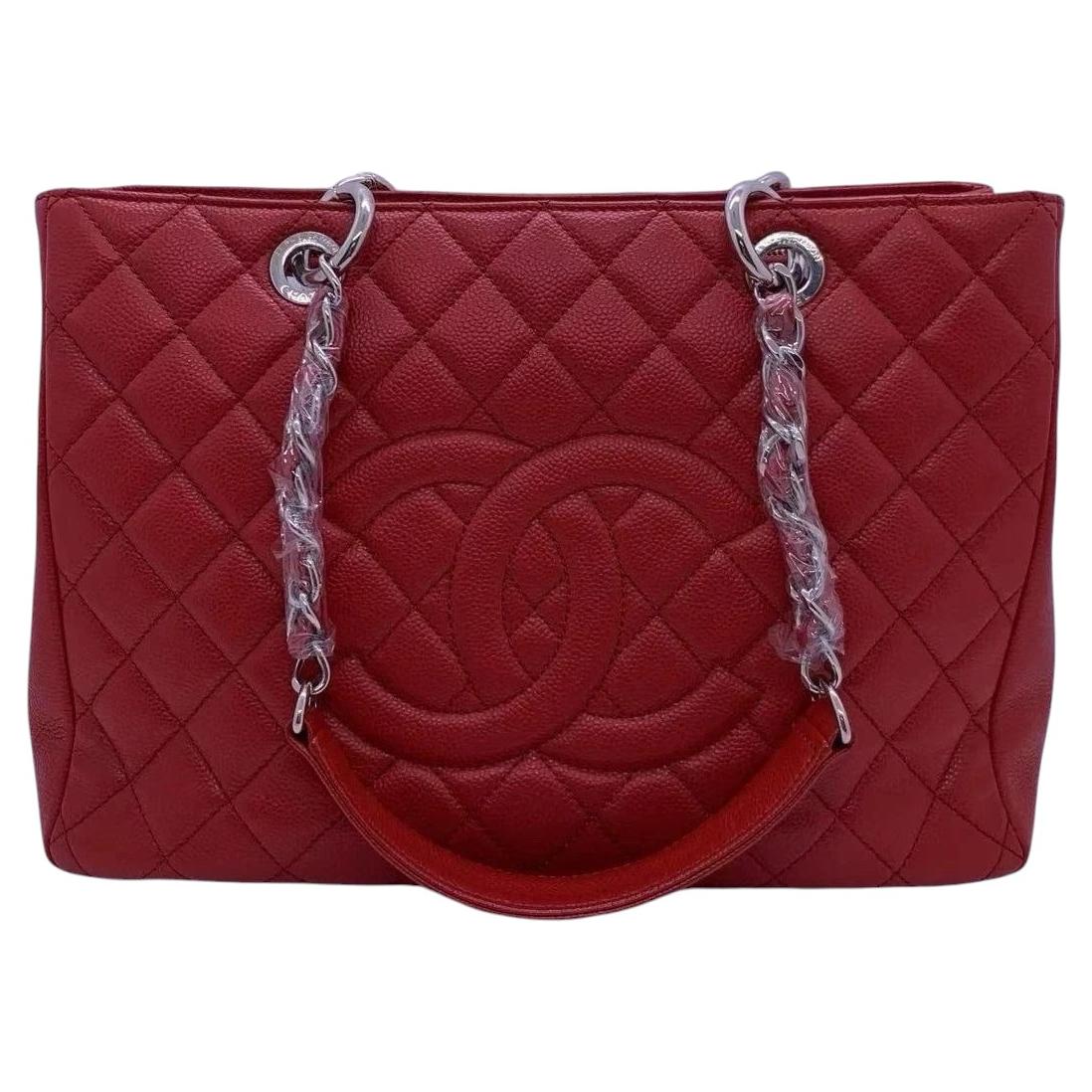 Sac cabas grand format Chanel GST « Grand Shopping Tote » rouge, en cuir Caviar matelassé, avec chaîne