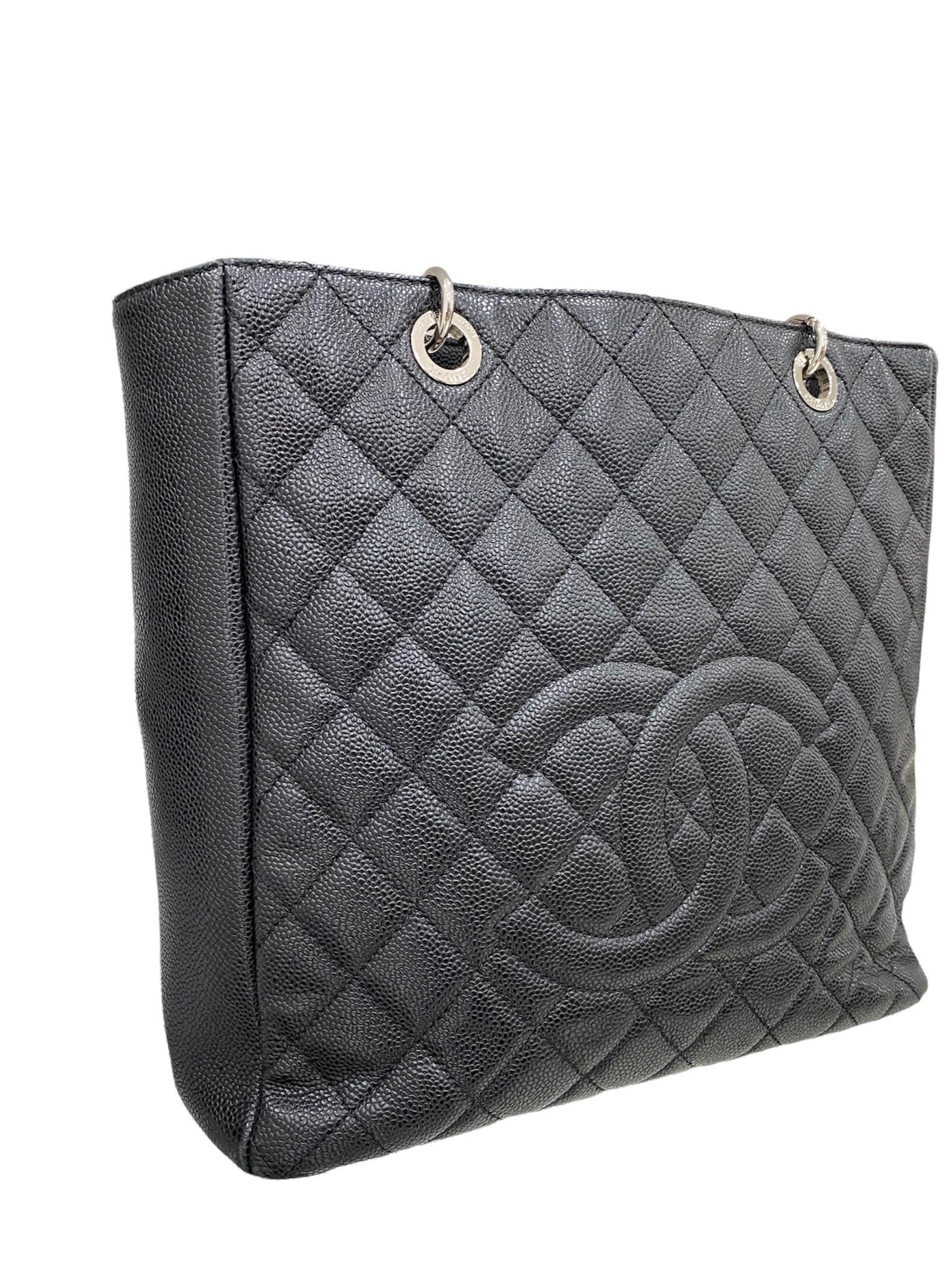 Chanel signed bag, PST model, made of black caviar leather with silver hardware. Equipped with a central closure with magnetic button, internally lined in black fabric, very roomy. Equipped with double shoulder handle in intertwined leather and