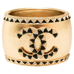 CHANEL Guilded Cuff Métiers d
Art Paris - New-York Collection CHANEL Guilded Cuff Métiers d
Art Paris - New-York Collection