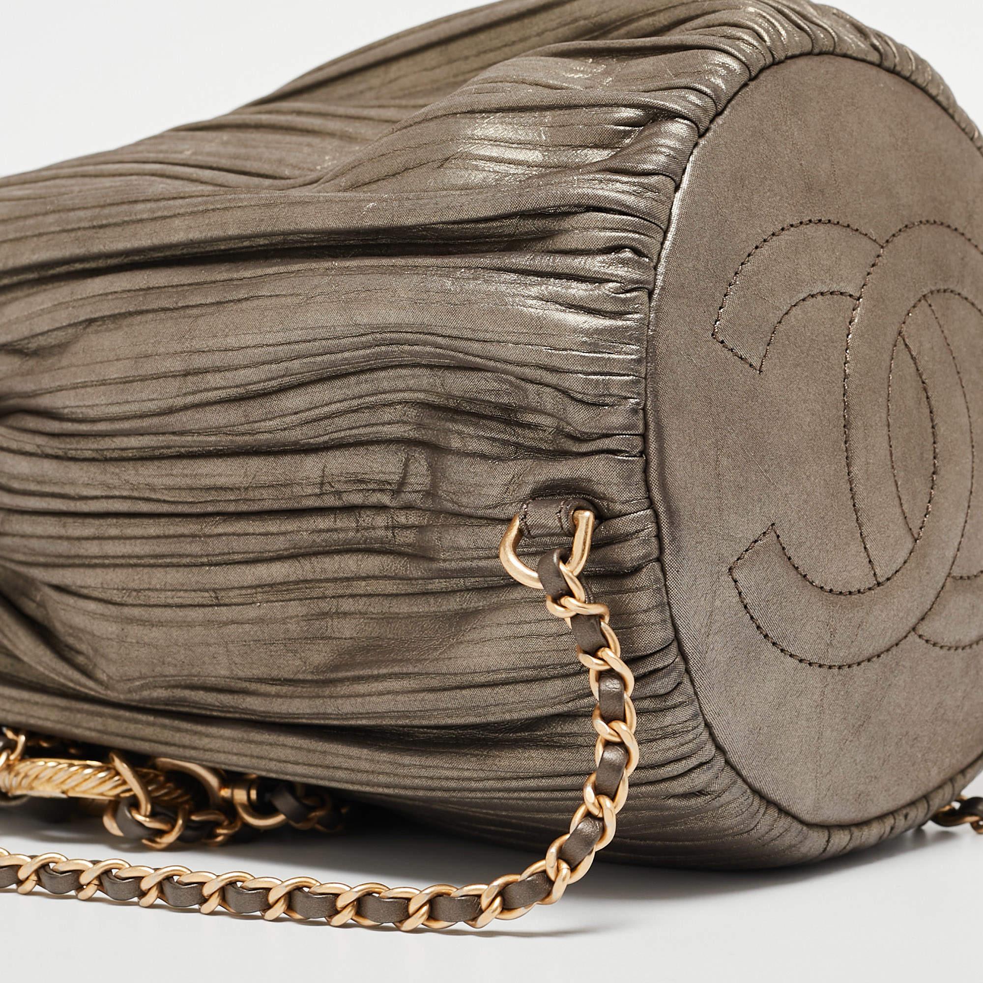 Chanel Coco Falten-Rucksack aus Rotguss-Metallleder im Angebot 6