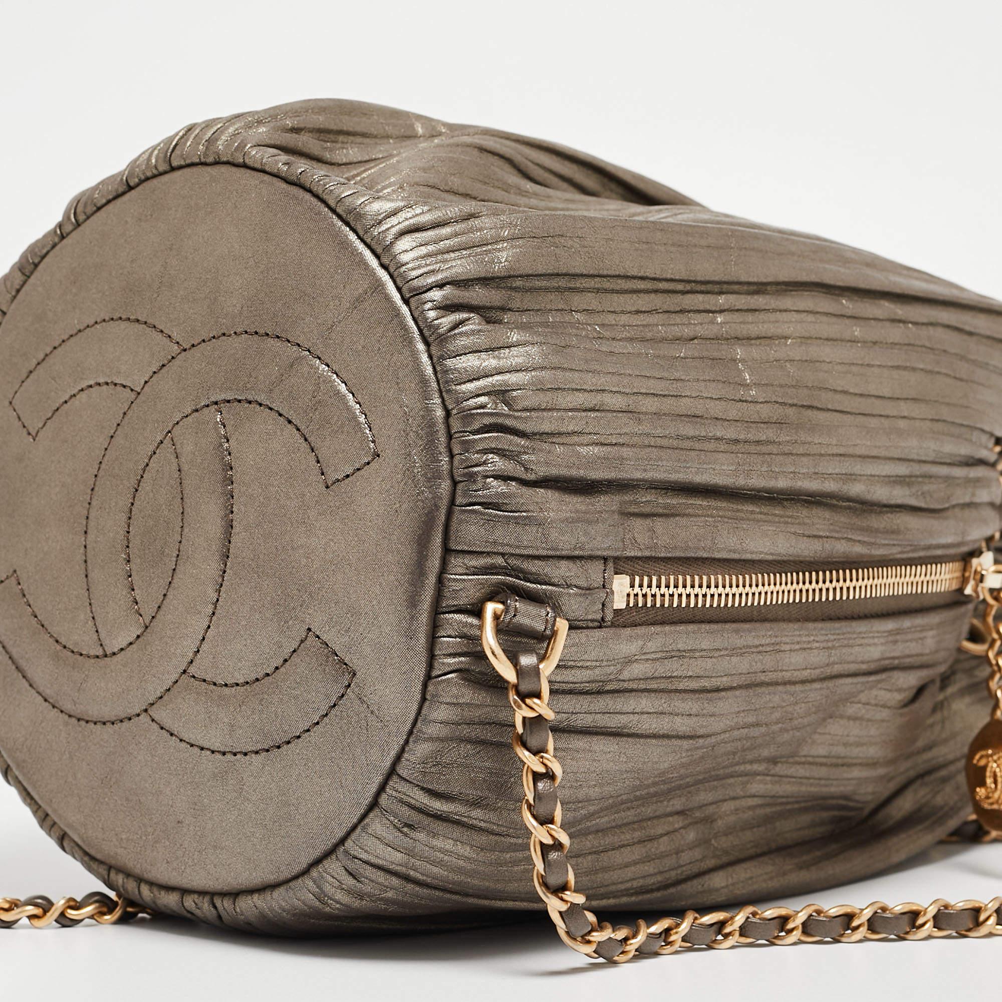 Chanel Coco Falten-Rucksack aus Rotguss-Metallleder im Angebot 7