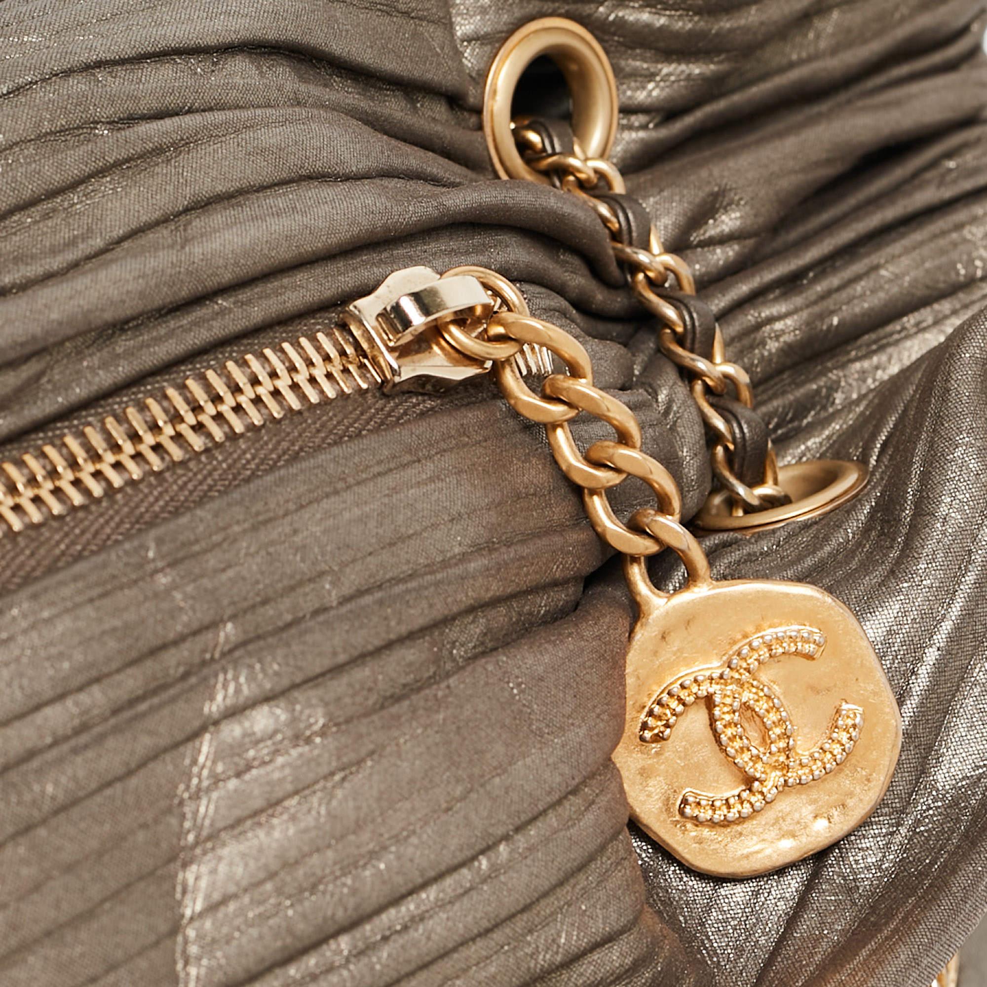 Chanel Coco Falten-Rucksack aus Rotguss-Metallleder im Angebot 8