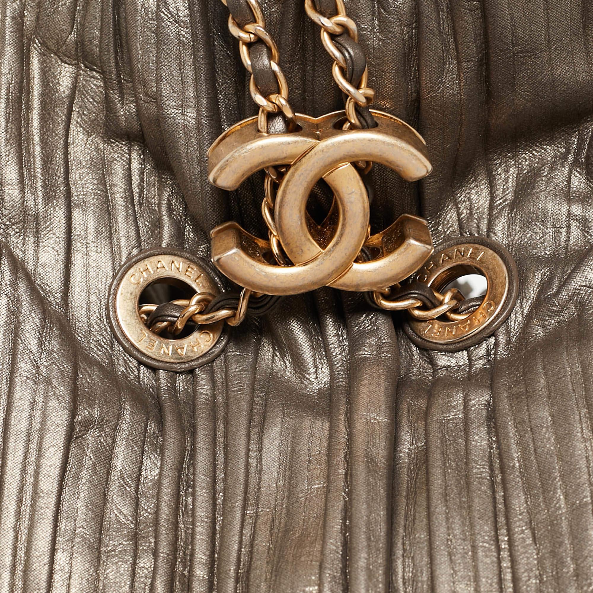 Chanel Coco Falten-Rucksack aus Rotguss-Metallleder im Angebot 9
