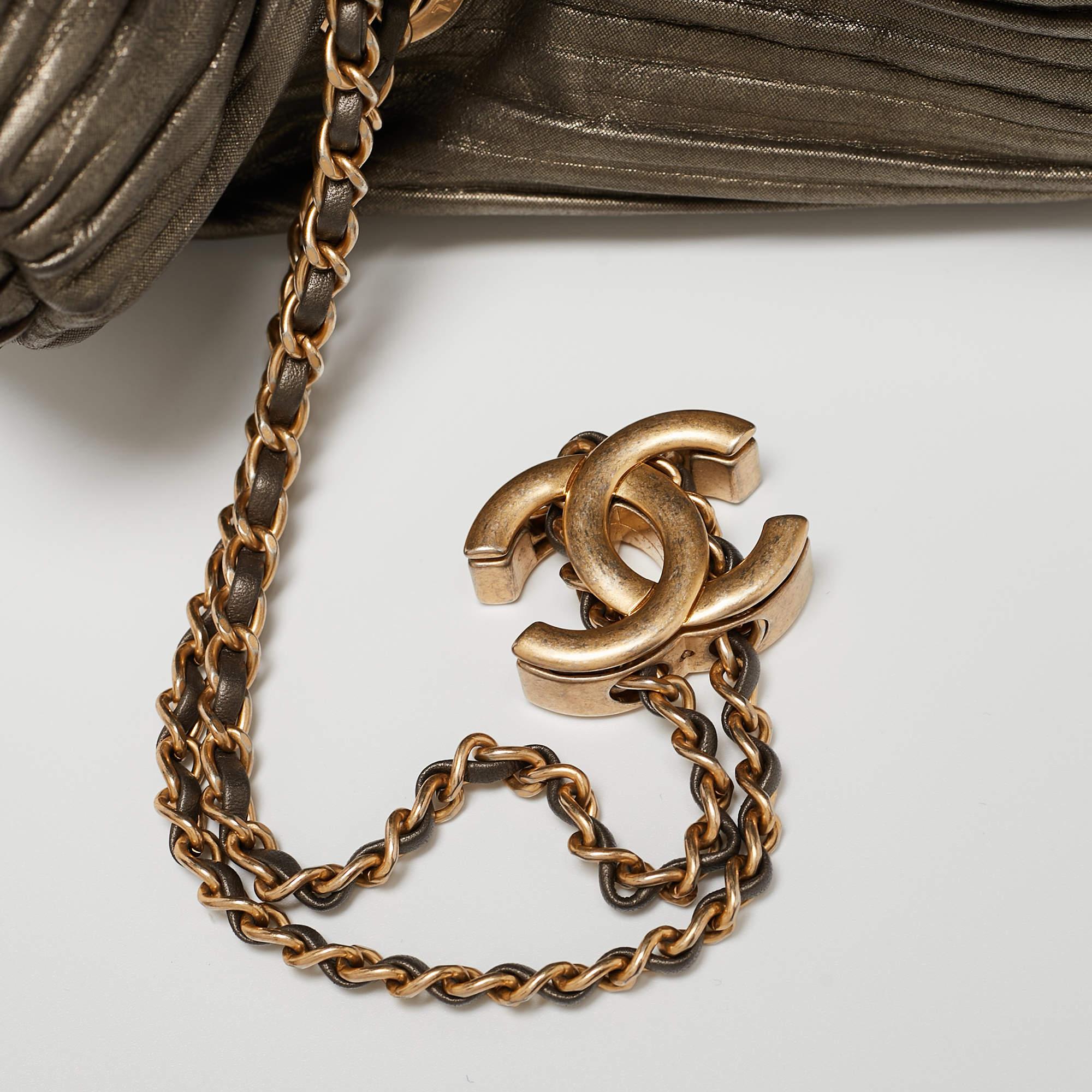 Chanel Coco Falten-Rucksack aus Rotguss-Metallleder im Angebot 10