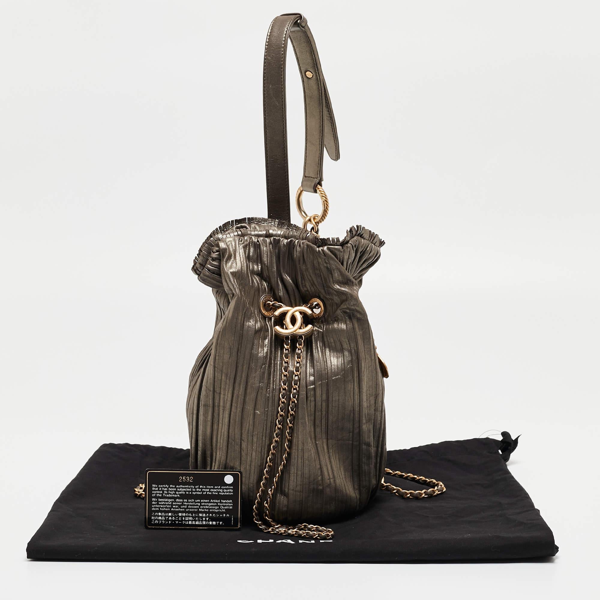 Chanel Coco Falten-Rucksack aus Rotguss-Metallleder im Angebot 11