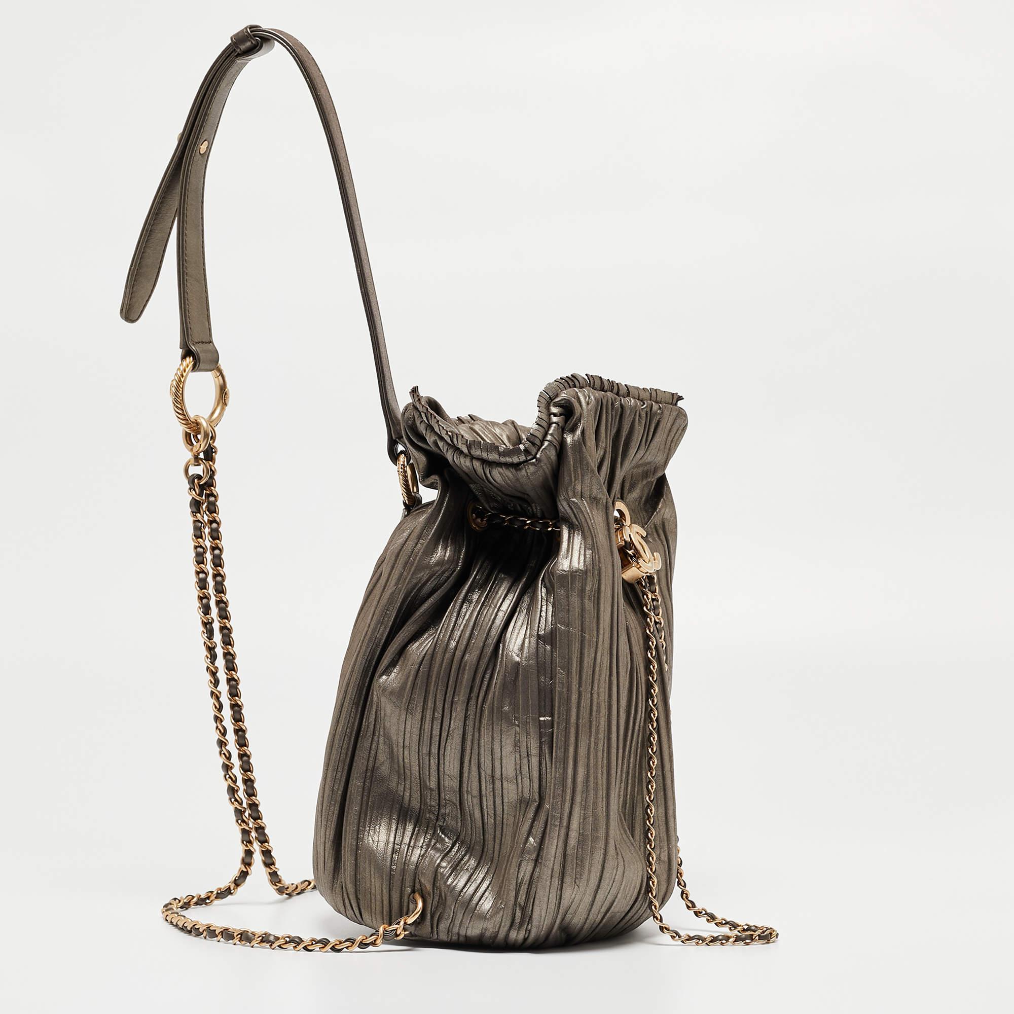Chanel Coco Falten-Rucksack aus Rotguss-Metallleder im Zustand „Hervorragend“ im Angebot in Dubai, Al Qouz 2