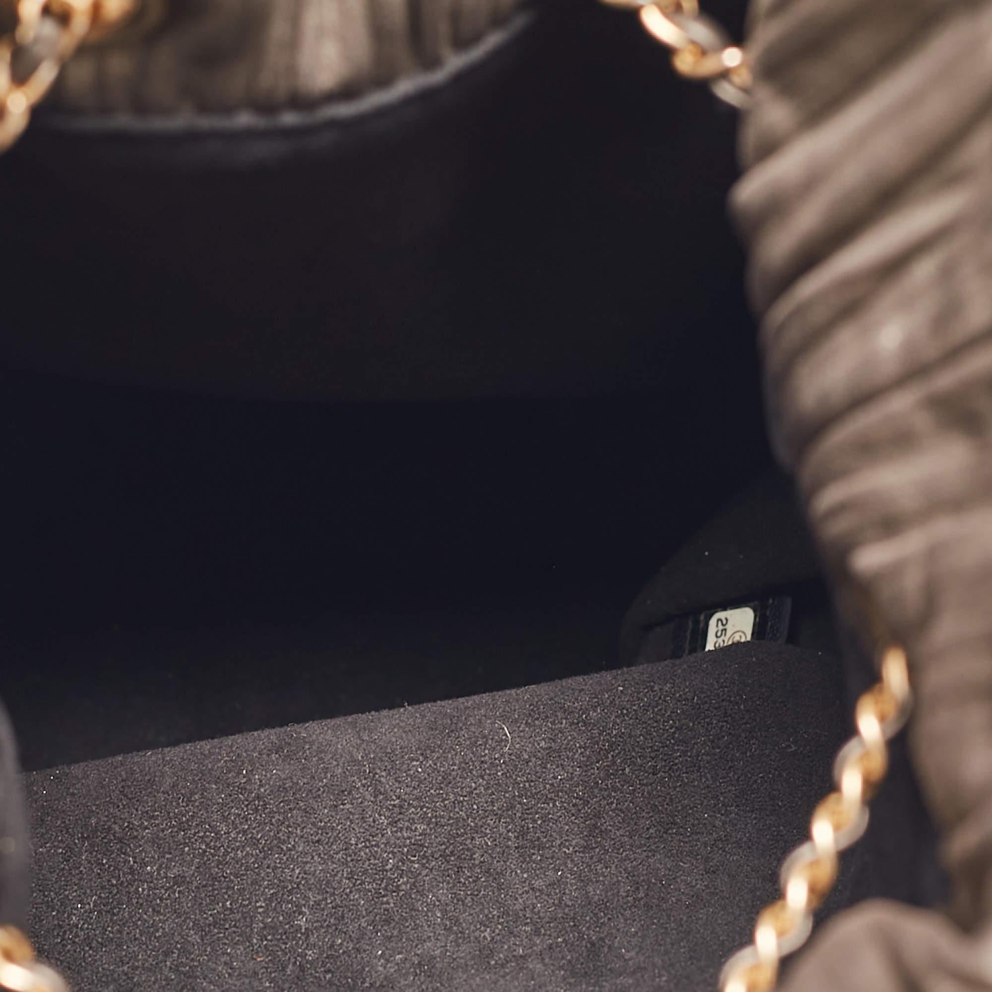 Chanel Coco Falten-Rucksack aus Rotguss-Metallleder im Angebot 2