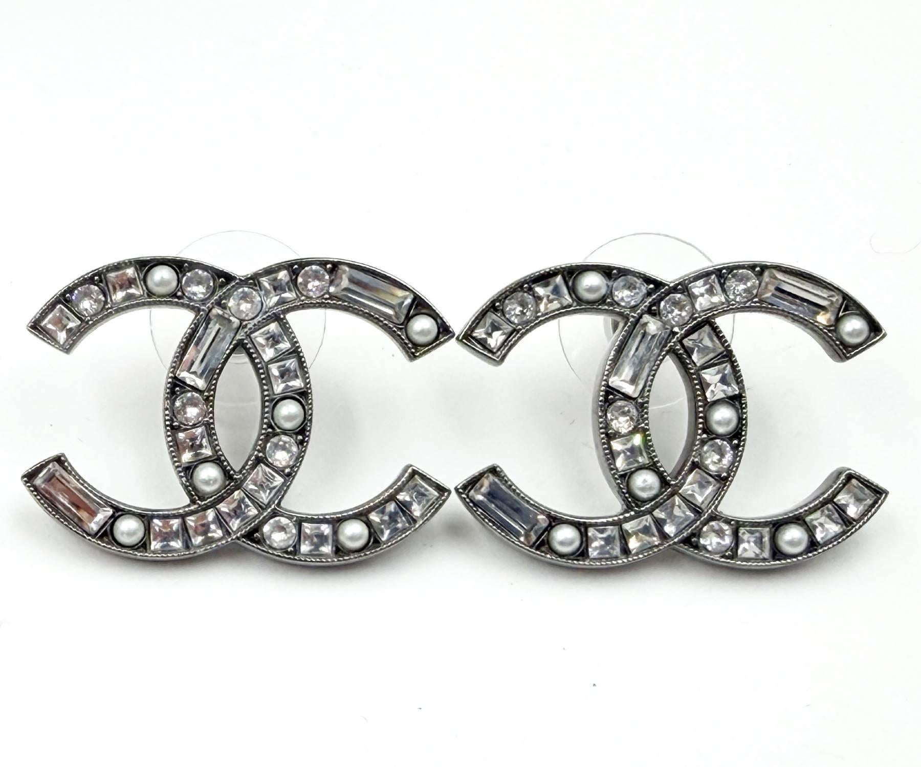 Boucles d'oreilles Chanel Gunmetal CC Baguette Princesse Cristal Perle Large Piercing

*Marked 20
* Fabriqué en Italie
*Livré avec la boîte d'origine

-Il mesure environ 1,5