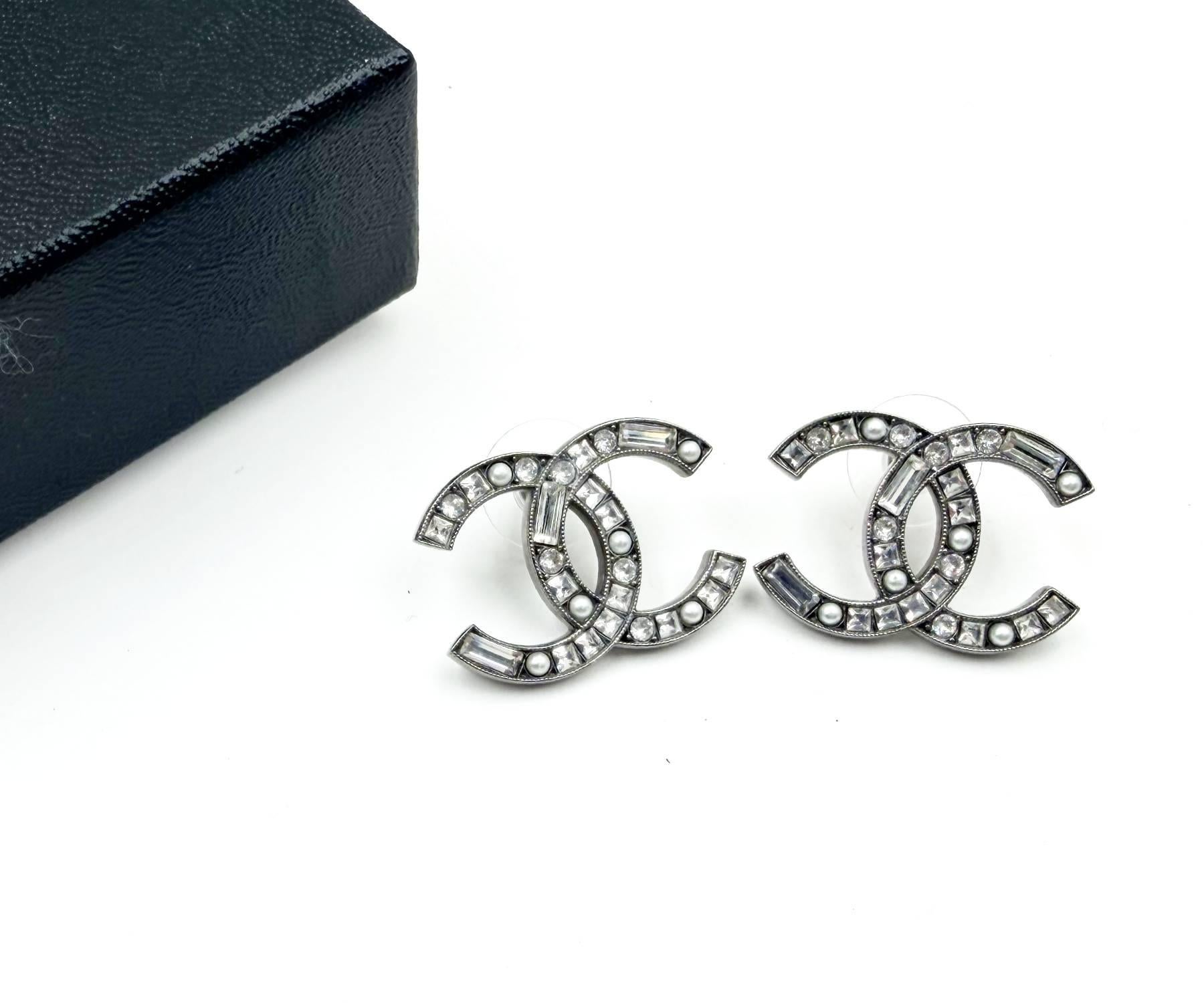 Artisan Boucles d'oreilles Chanel Gunmetal CC Baguette Princesse Cristal Perle Large Piercing en vente