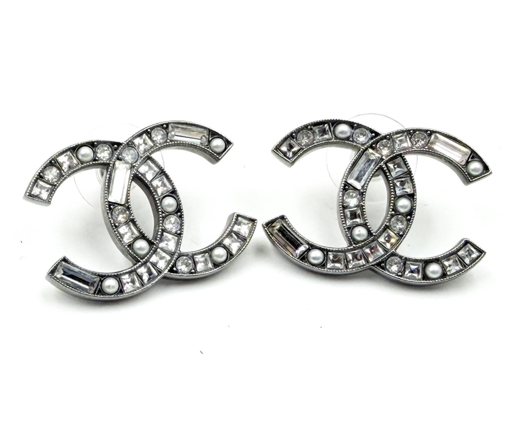 Boucles d'oreilles Chanel Gunmetal CC Baguette Princesse Cristal Perle Large Piercing Pour femmes en vente