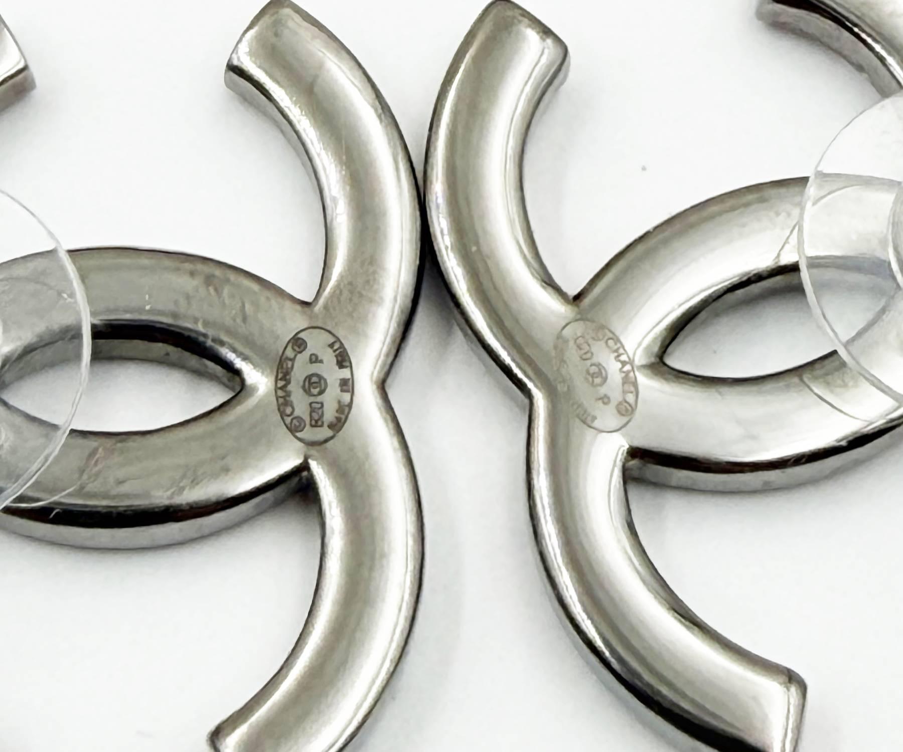 Boucles d'oreilles Chanel Gunmetal CC Baguette Princesse Cristal Perle Large Piercing en vente 1