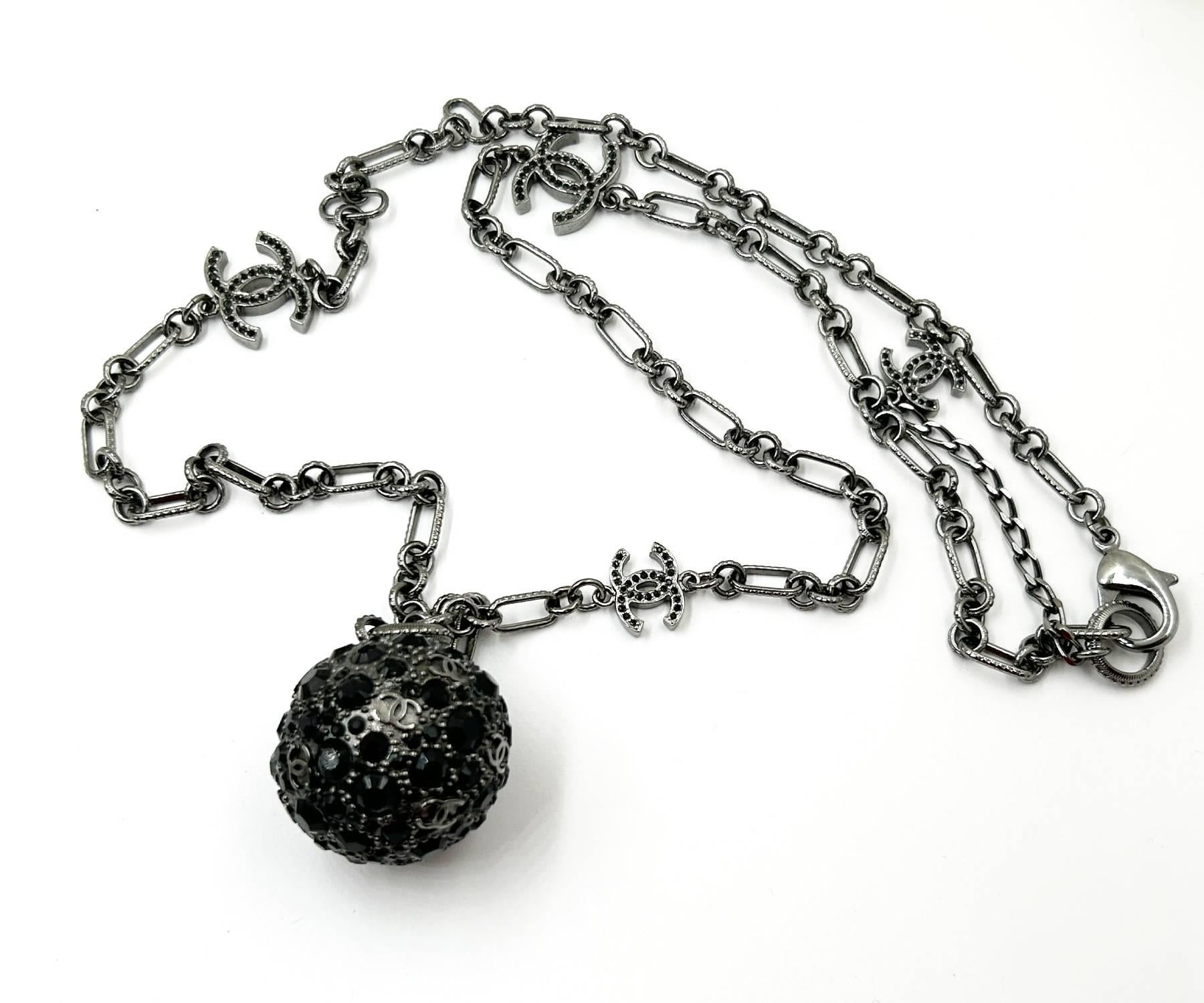 Collana Chanel con ciondolo a forma di sfera di cristallo nero e CC in metallo

*Segnalato 07
*Fatto in Italia

-La lunghezza è di circa 34