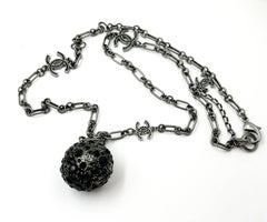 Chanel - Collier avec pendentif boule en cristal noir CC Gunmetal