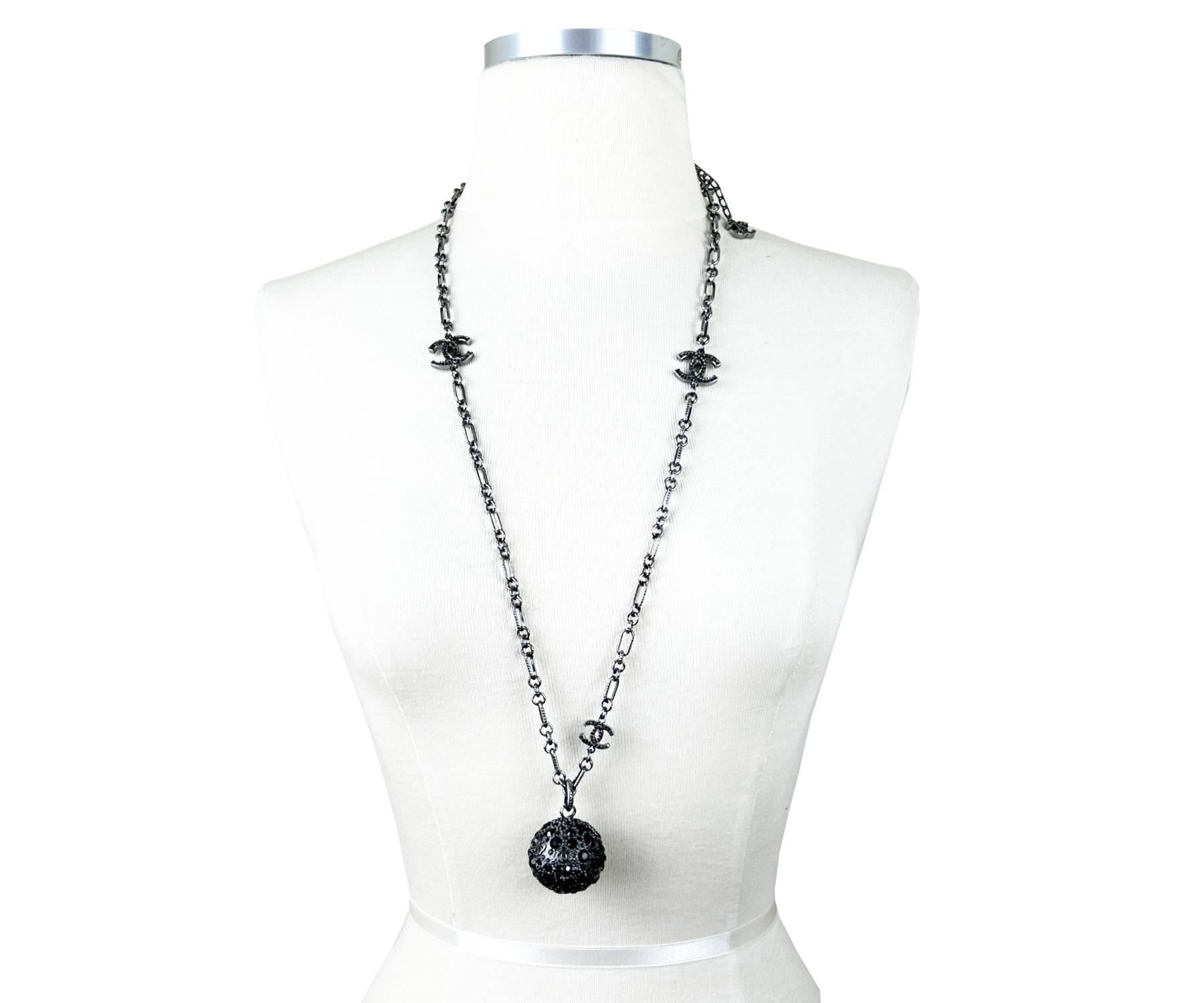 Artigiano Collana Chanel con ciondolo a forma di sfera di cristallo nero e CC in metallo in vendita