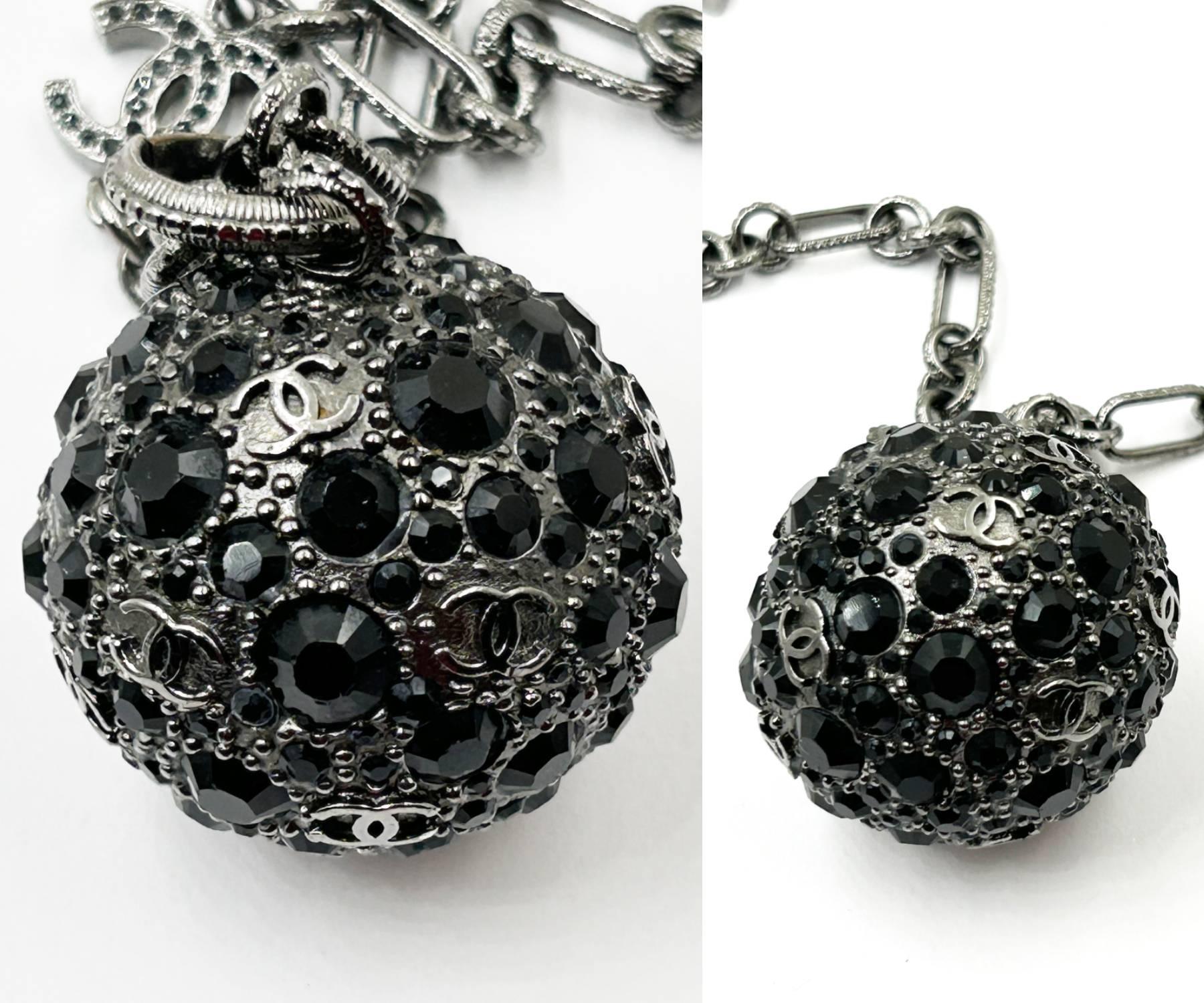 Collana Chanel con ciondolo a forma di sfera di cristallo nero e CC in metallo In condizioni ottime in vendita a Pasadena, CA