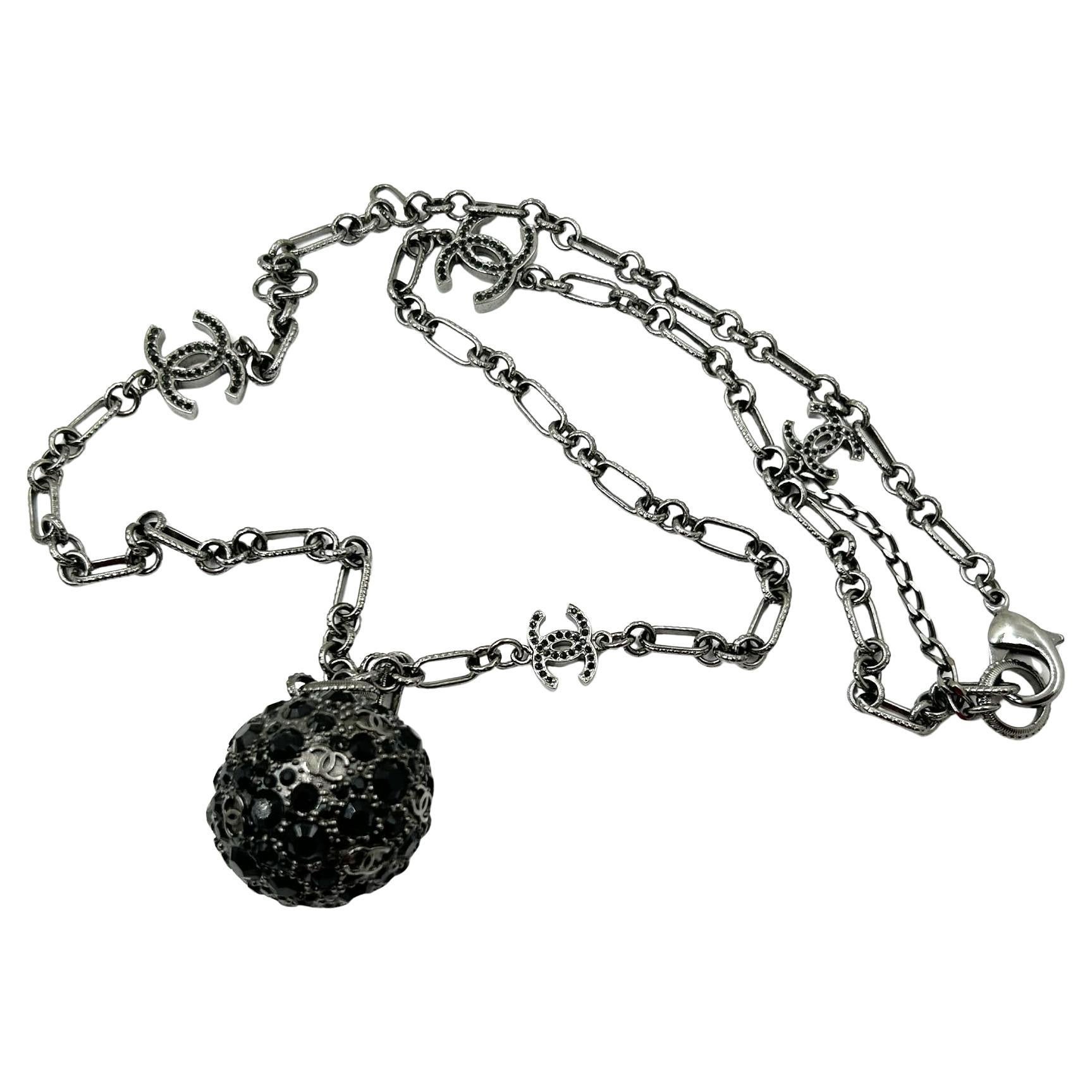 Collana Chanel con ciondolo a forma di sfera di cristallo nero e CC in metallo in vendita