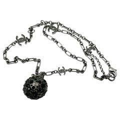 Collana Chanel con ciondolo a forma di sfera di cristallo nero e CC in metallo