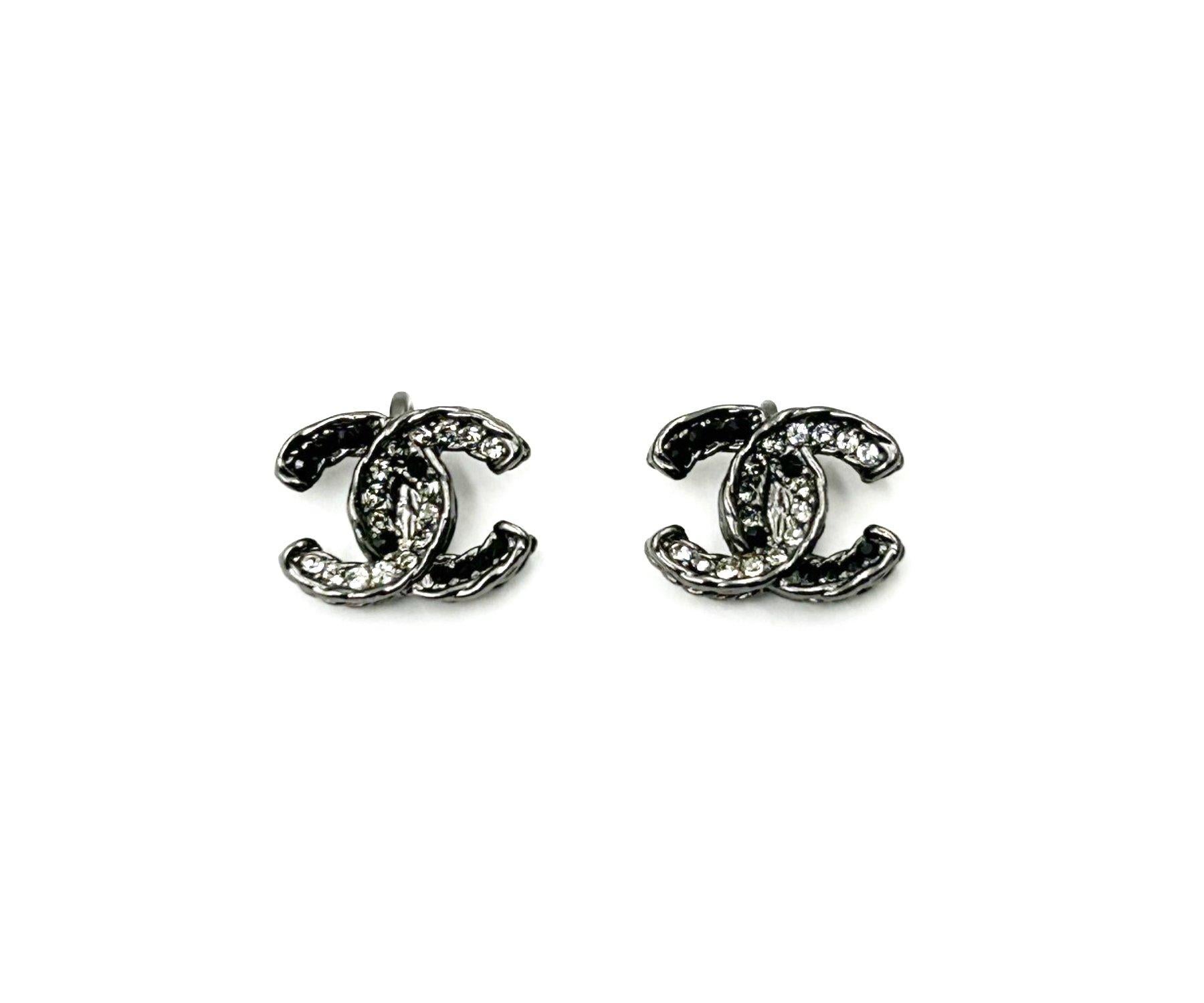 Orecchini a clip Chanel con bordo in cristallo nero e canna di fucile

* Segnato 12
* Made in France

-Misura circa 0,6