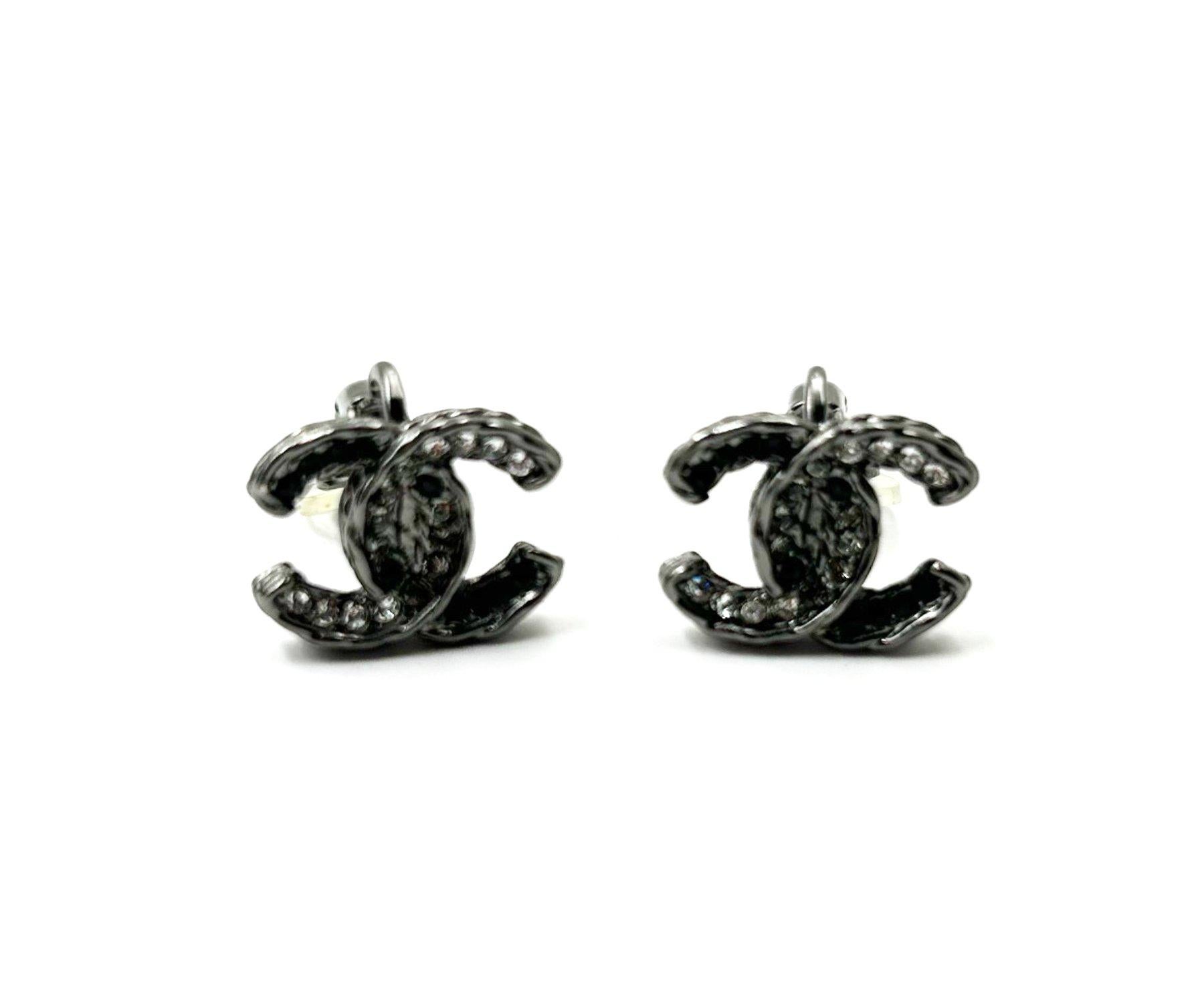 Orecchini a clip Chanel con bordo in cristallo nero e canna di fucile In condizioni ottime in vendita a Pasadena, CA