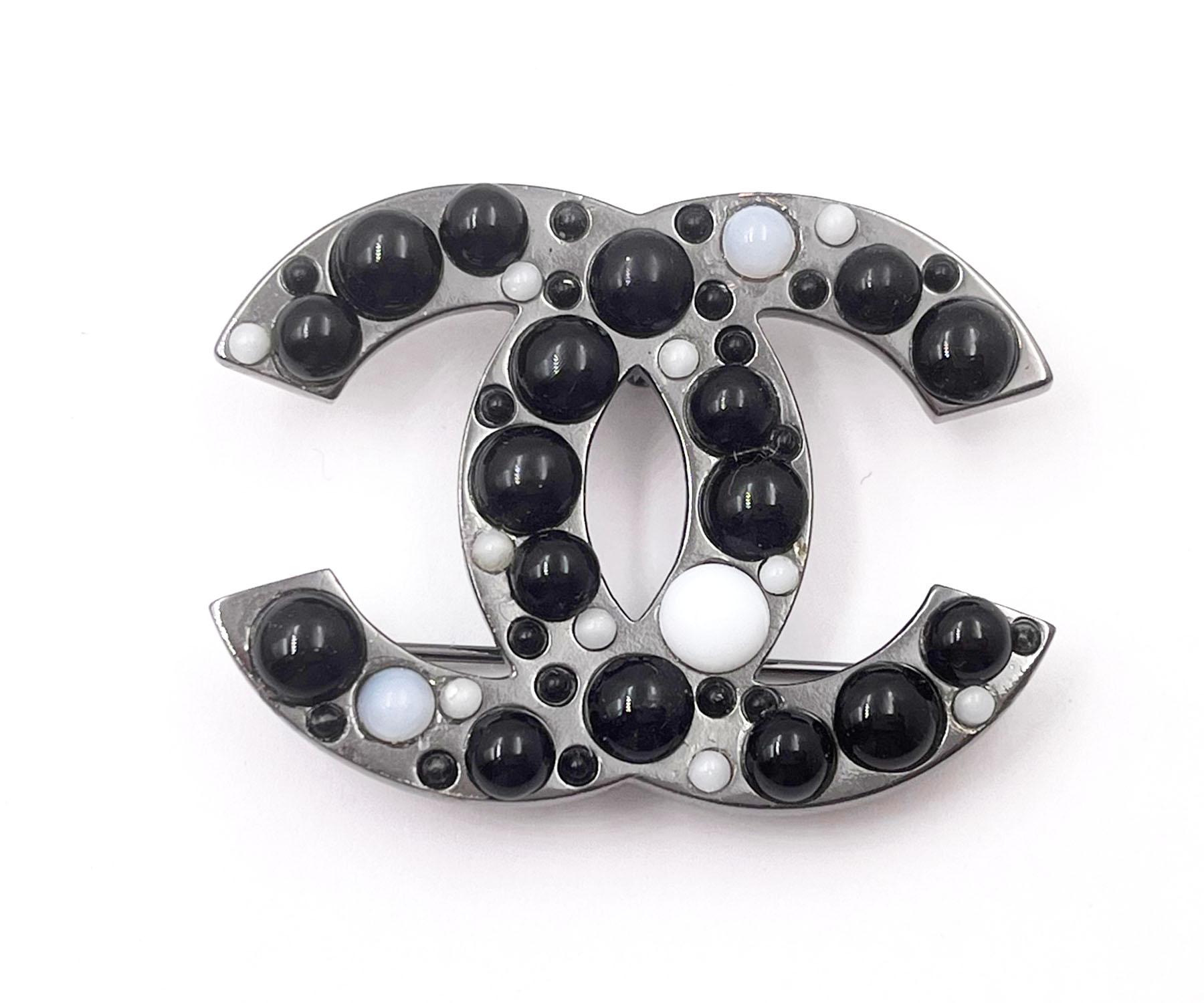 Chanel Gunmetal CC Schwarz-Weiß-Perlenbrosche

* Markiert 03
* Hergestellt in Frankreich

-Sie ist ungefähr 1,9